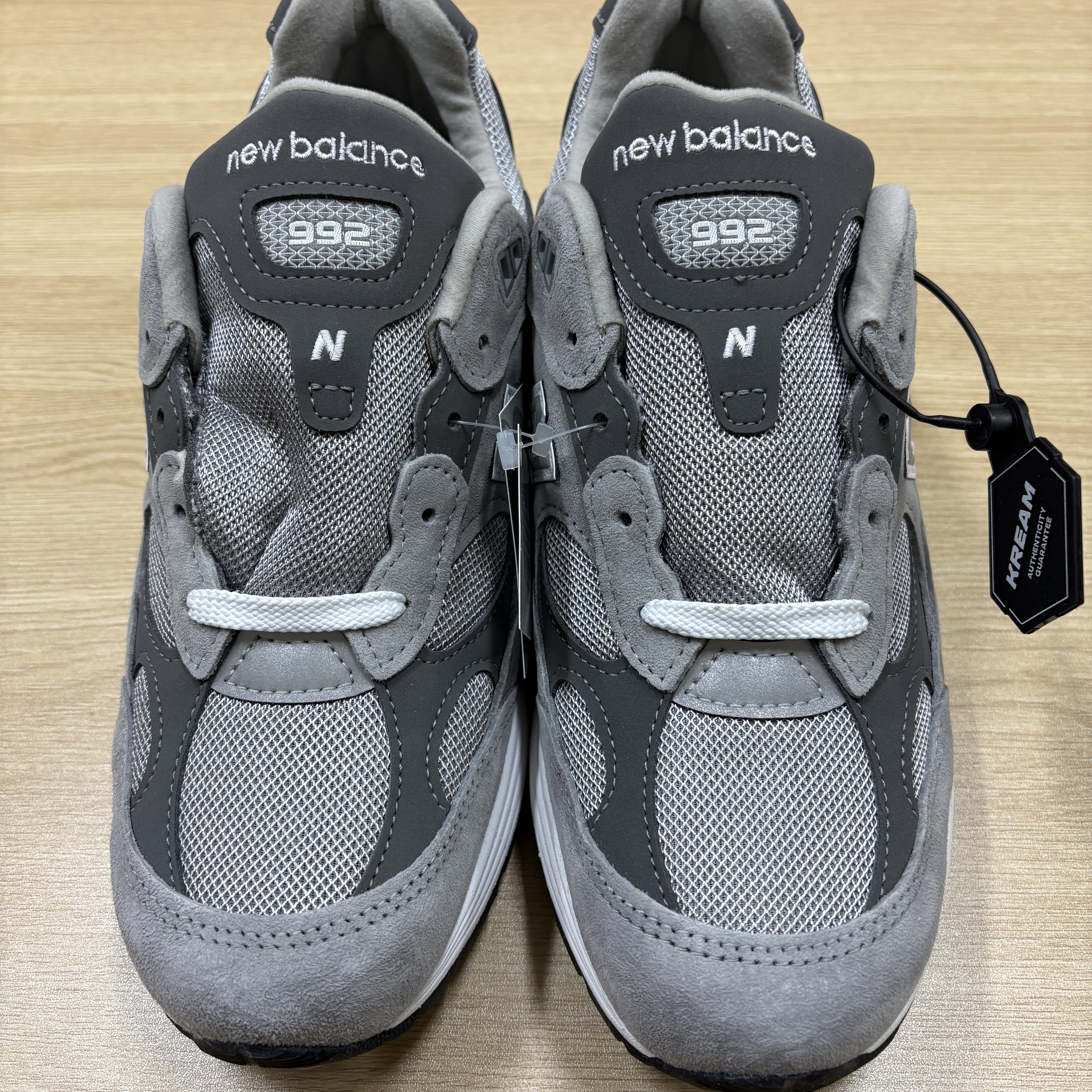 New Balance 992 Made in USA Core Grey Silver Metallic 착용 스타일 - 3