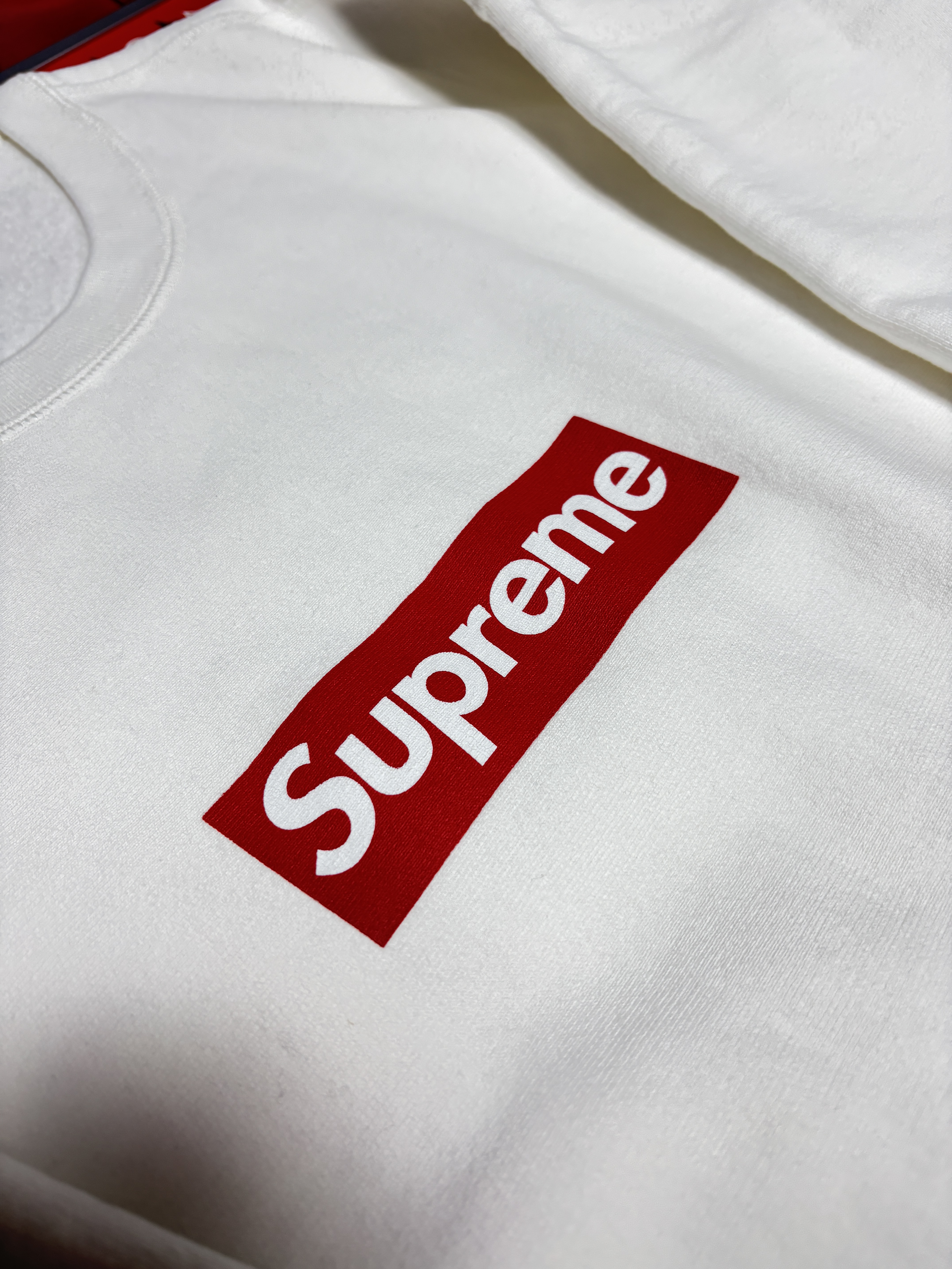 Supreme Washed Box Logo Crewneck White - 25SS, Supreme Washed Box Logo Crewneck Brown - 25SS 착용 스타일 - 2
