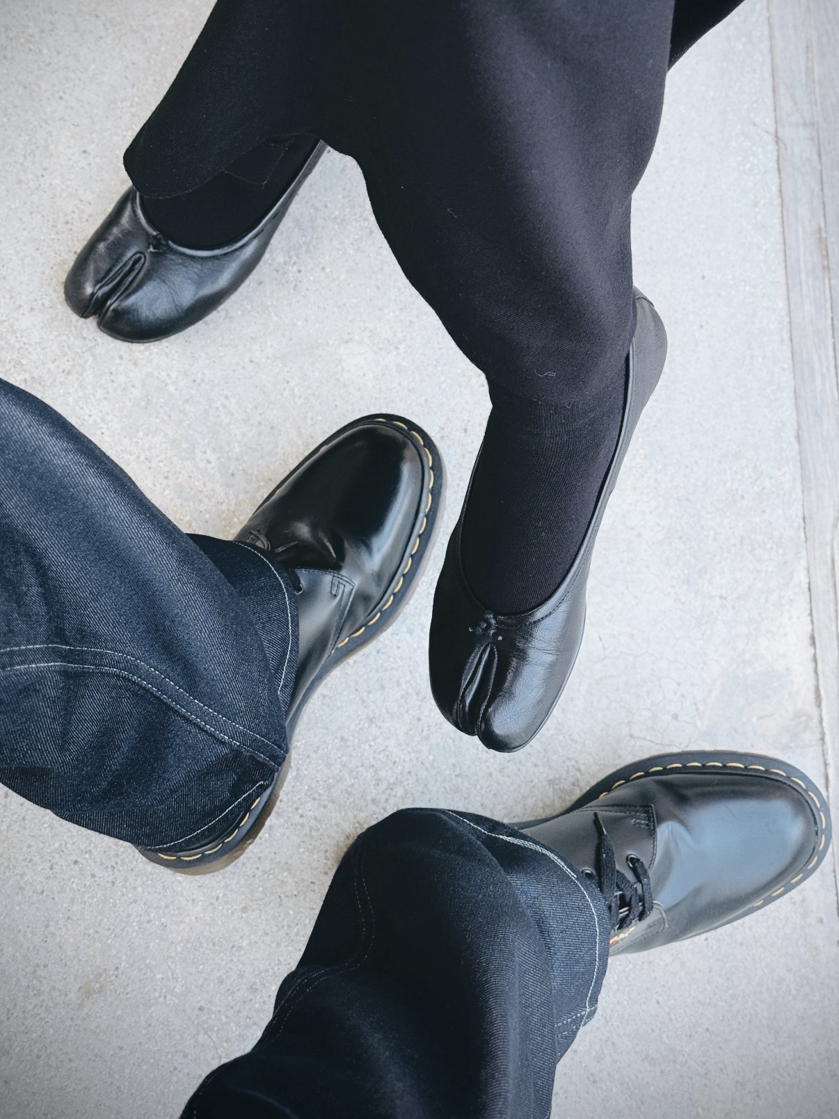 (W) Maison Margiela Tabi Ballet Flat Shoes Black, Dr. Martens 1461 Smooth Black 착용 스타일 - 1