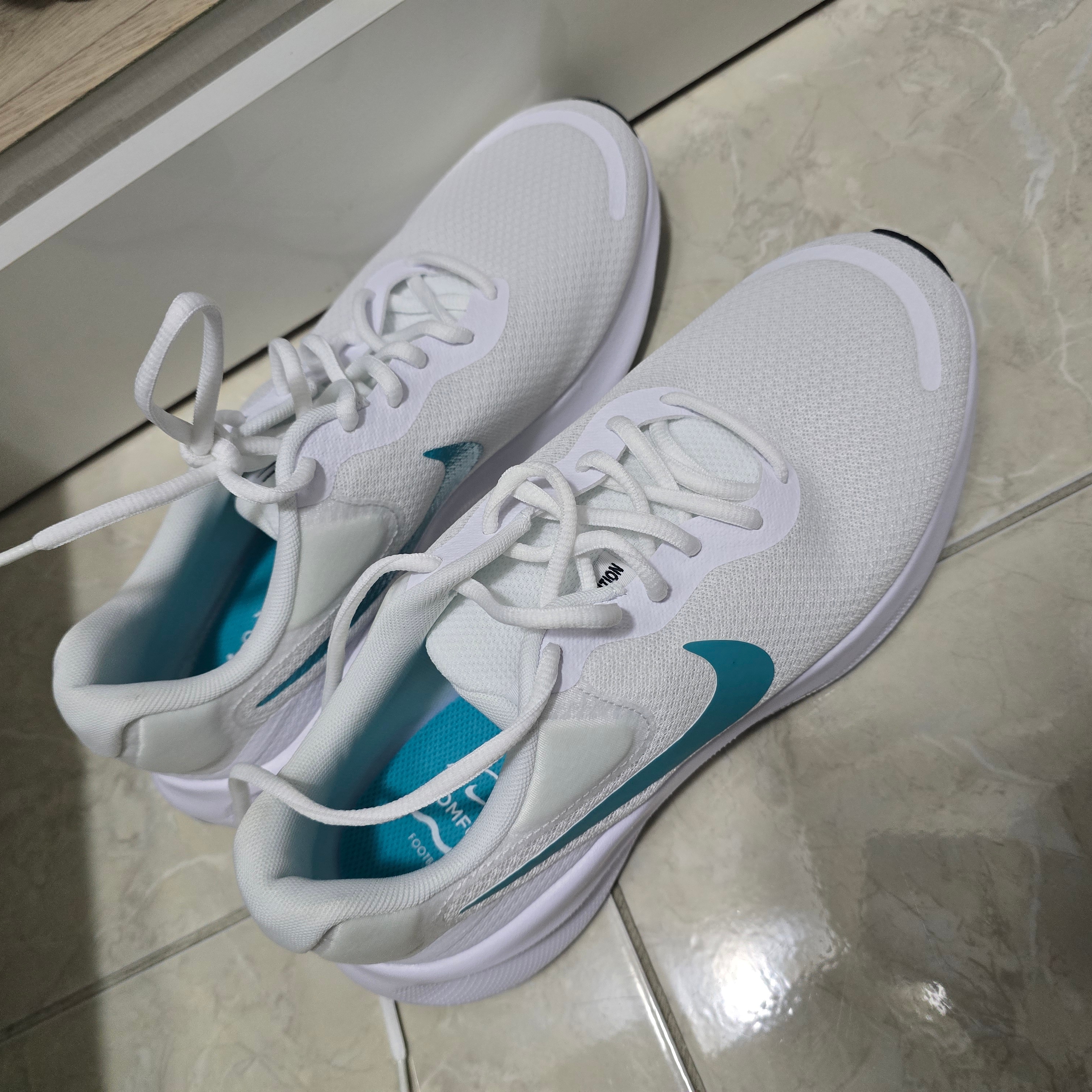 Nike Revolution 7 White Pure Platinum 착용 스타일