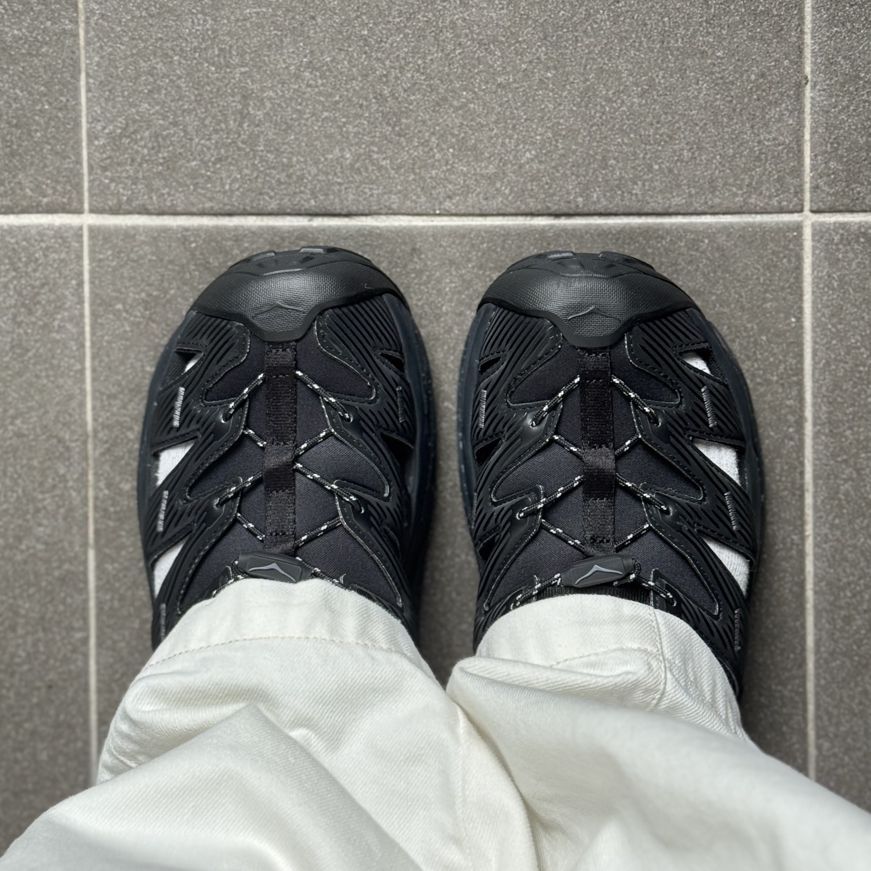 Hoka Hopara Black Castle Rock 착용 스타일