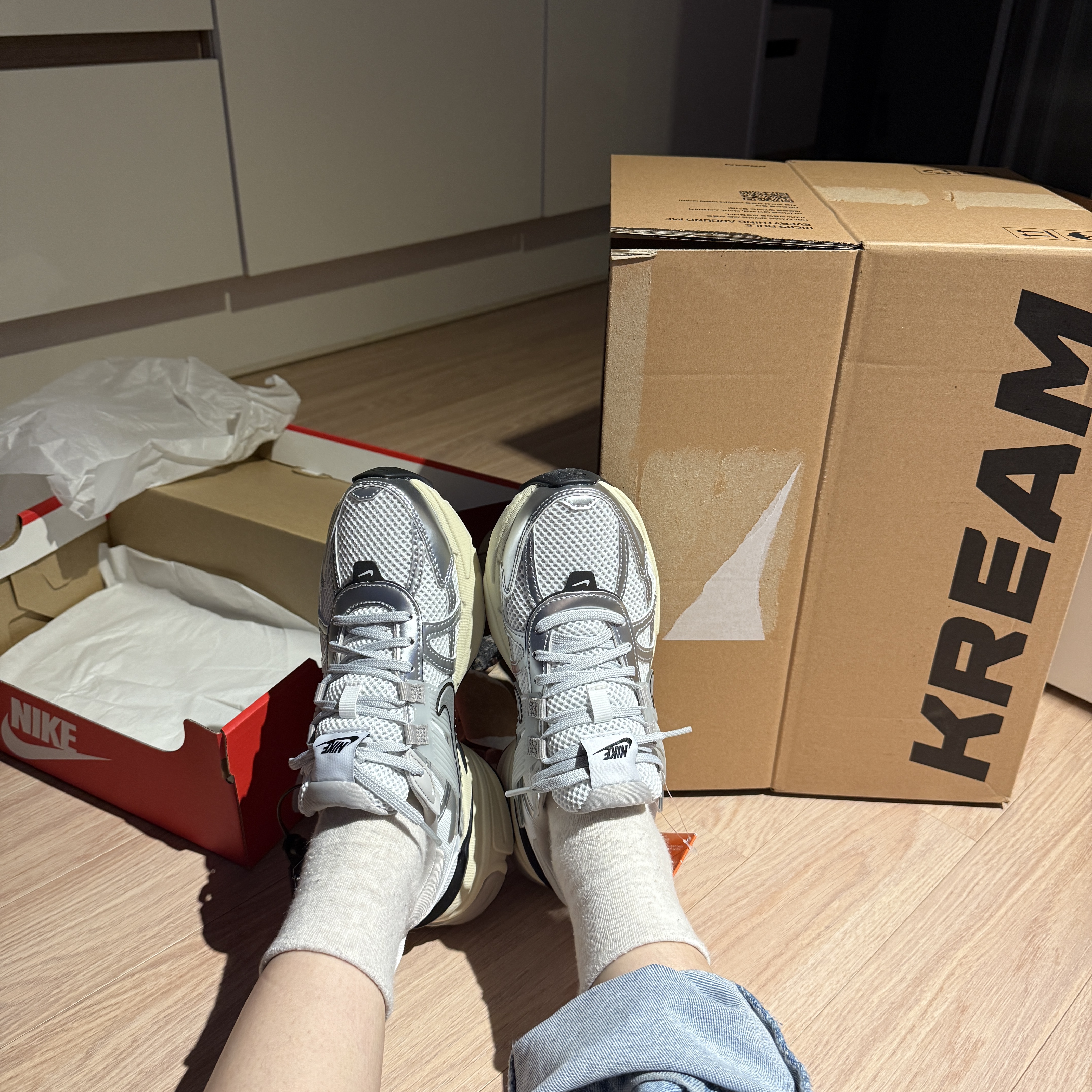 Nike V2K Run Summit White Metallic Silver 착용 스타일