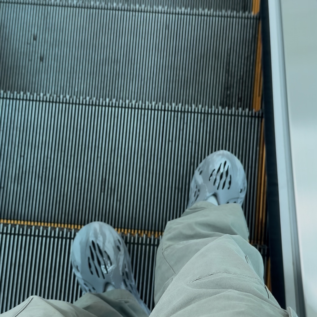 Adidas Yeezy Foam RNNR MX Granite 착용 스타일