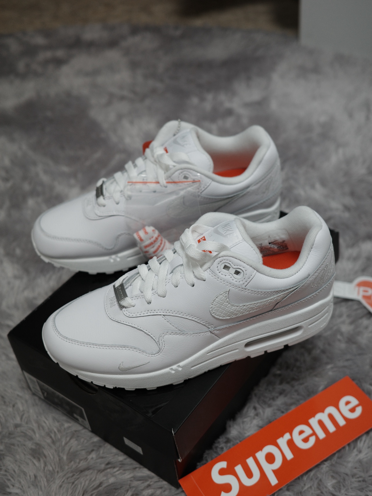 Nike x Supreme Air Max 1 '87 White - 25SS 착용 스타일 - 2