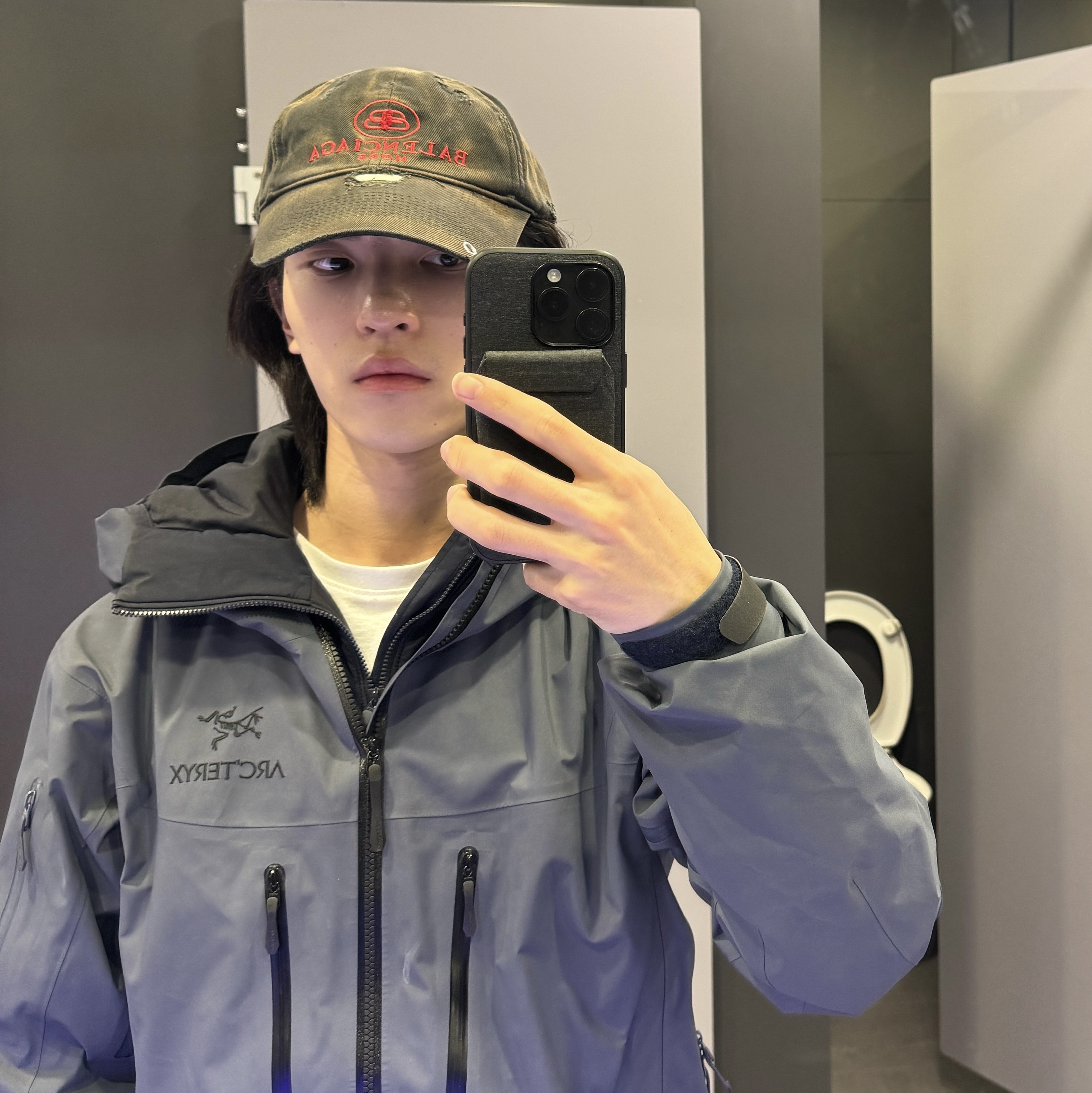 Arc'teryx Alpha SV Jacket Dk Stratus 착용 스타일