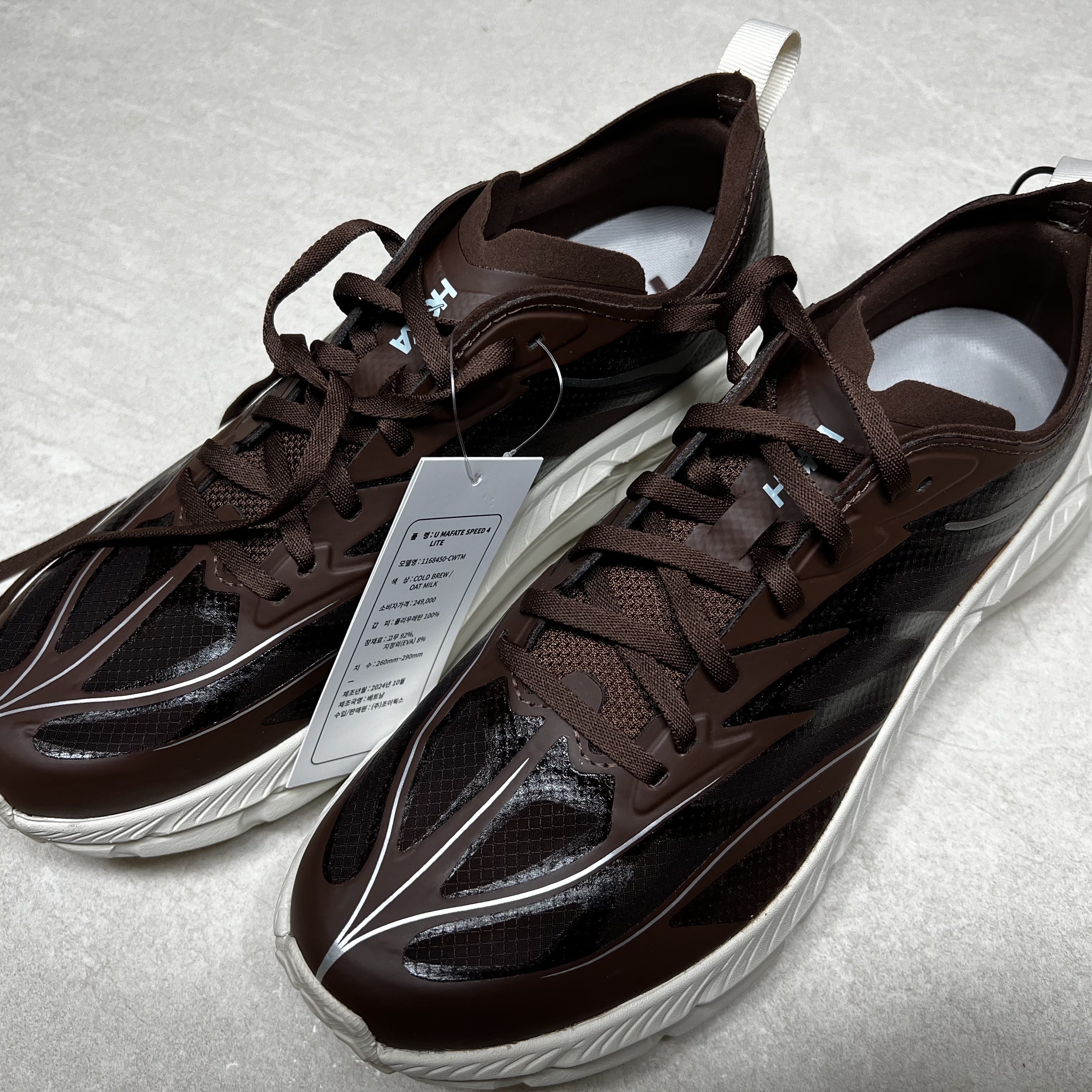 Hoka Mafate Speed 4 Lite Cold Brew Oat Milk, Hoka Mafate Speed 4 Lite Black Outer Orbit 착용 스타일 - 4
