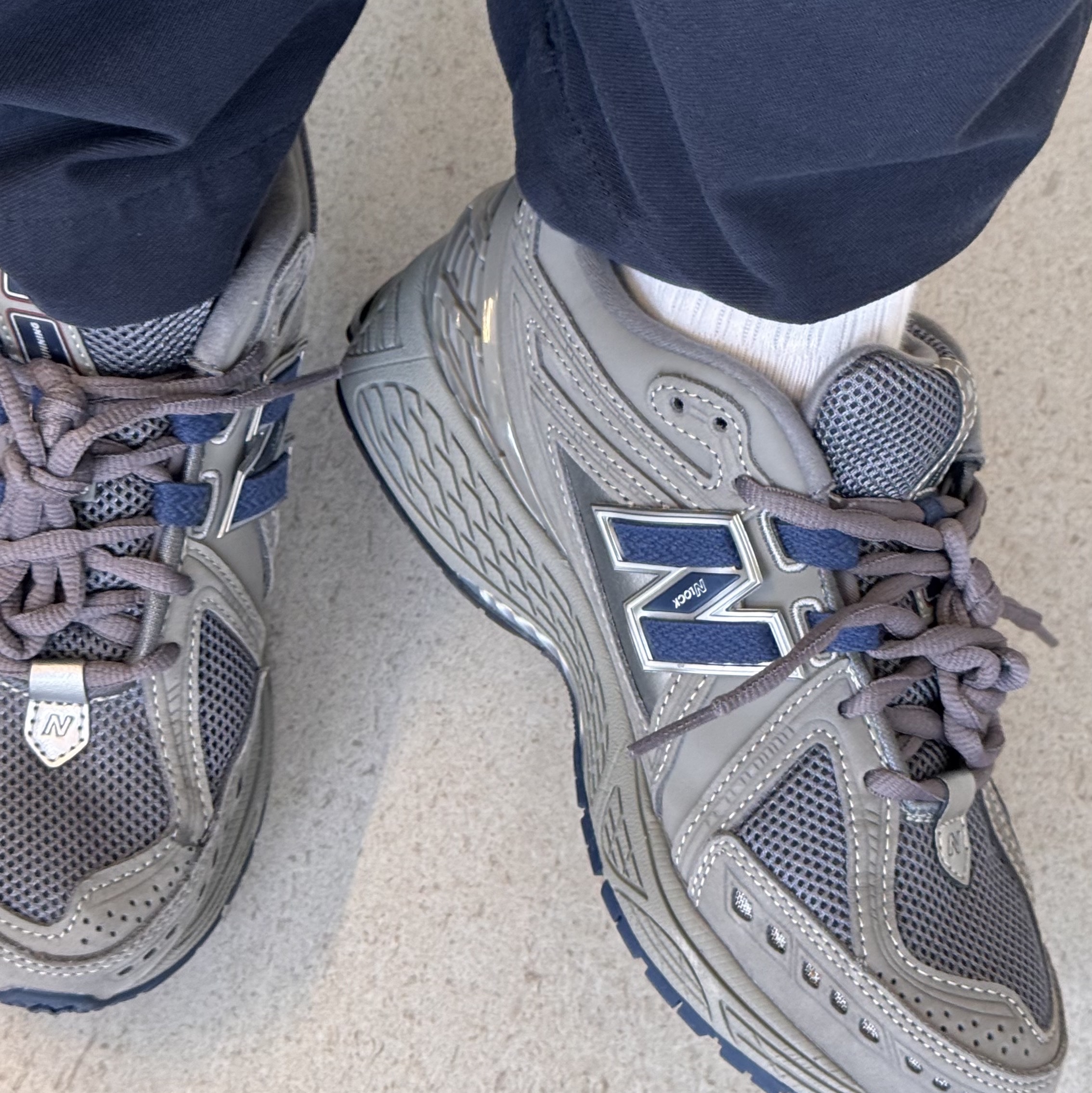 New Balance 1906R Charcoal Grey 착용 스타일 - 2