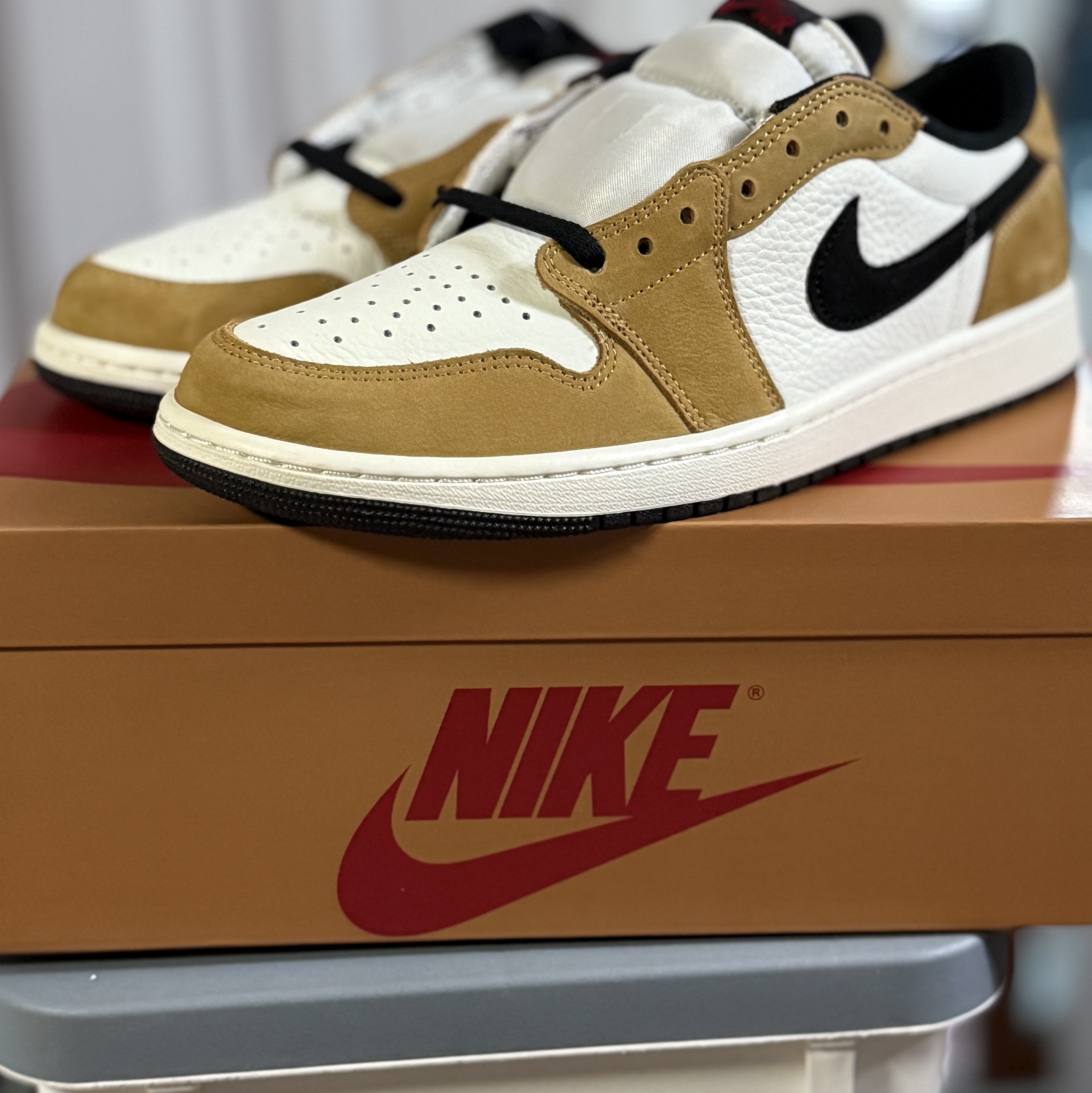 Jordan 1 Low OG Sail and Golden Harvest 착용 스타일 - 1