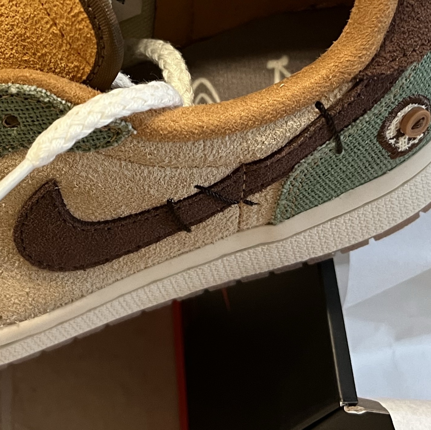 Jordan 1 x Zion Williamson Retro Low OG Flax and Oil Green, moif x inapsquare Jacquard Foot Mat Sedan 착용 스타일 - 1