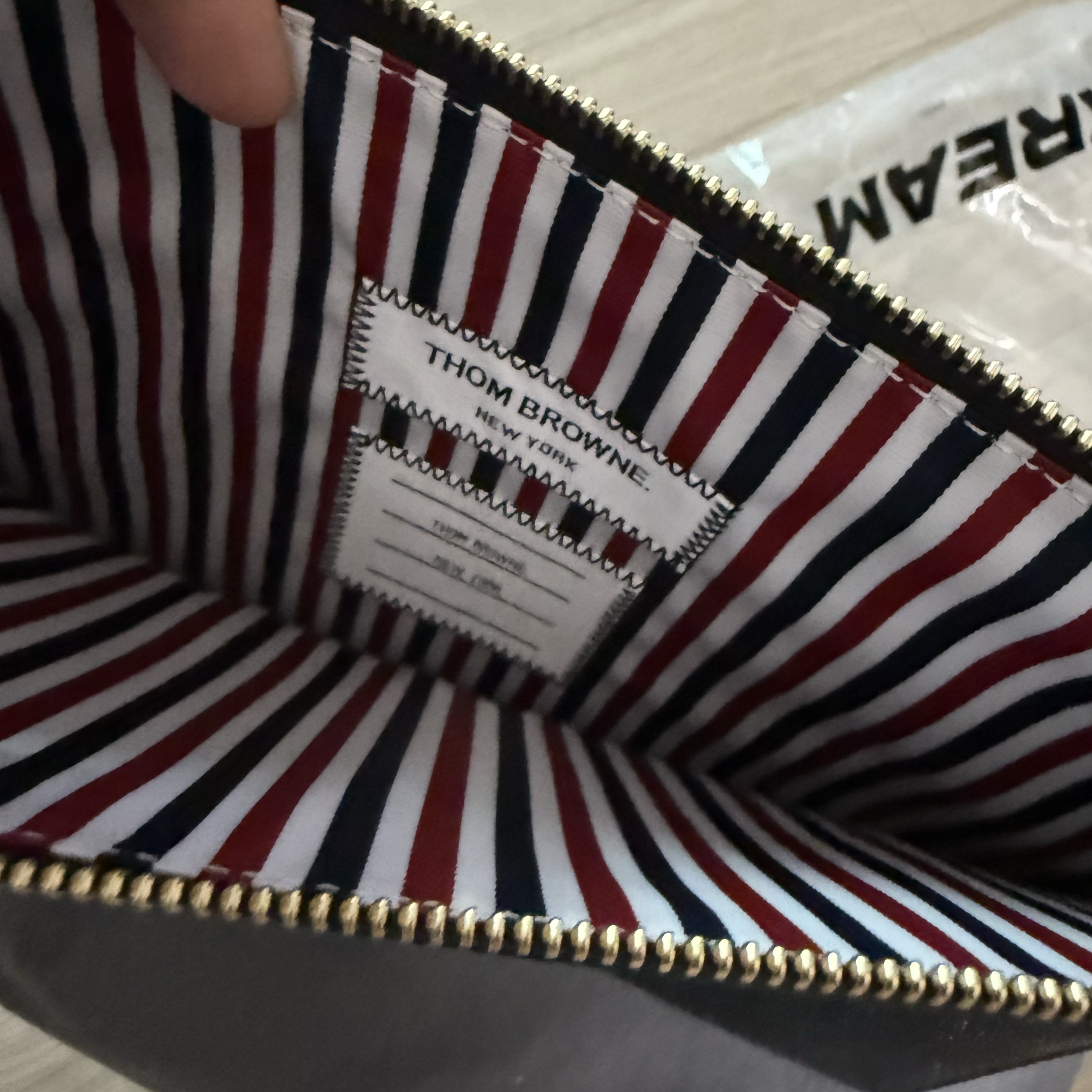 Thom Browne Medium Document Holder Black 착용 스타일 - 2