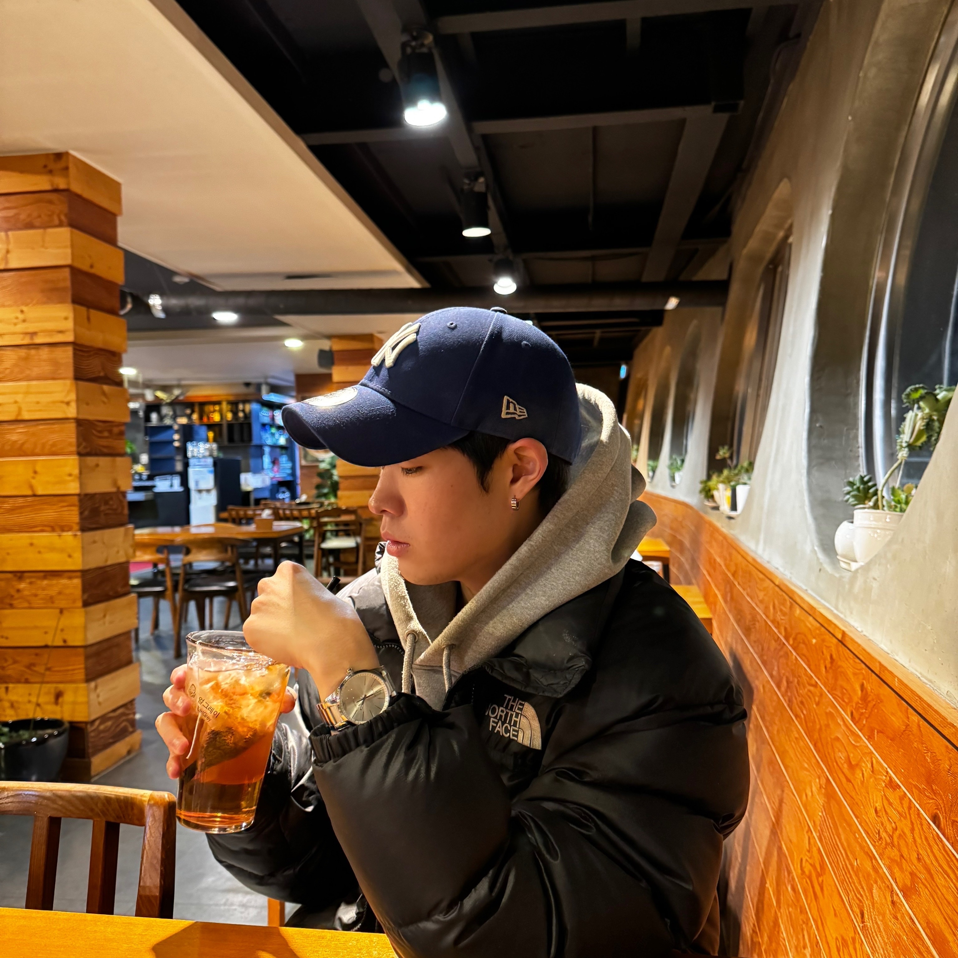 The North Face 1996 Eco Nuptse Jacket Black, New Era New York Yankees Essential 9forty Cap Blue 착용 스타일 - 2