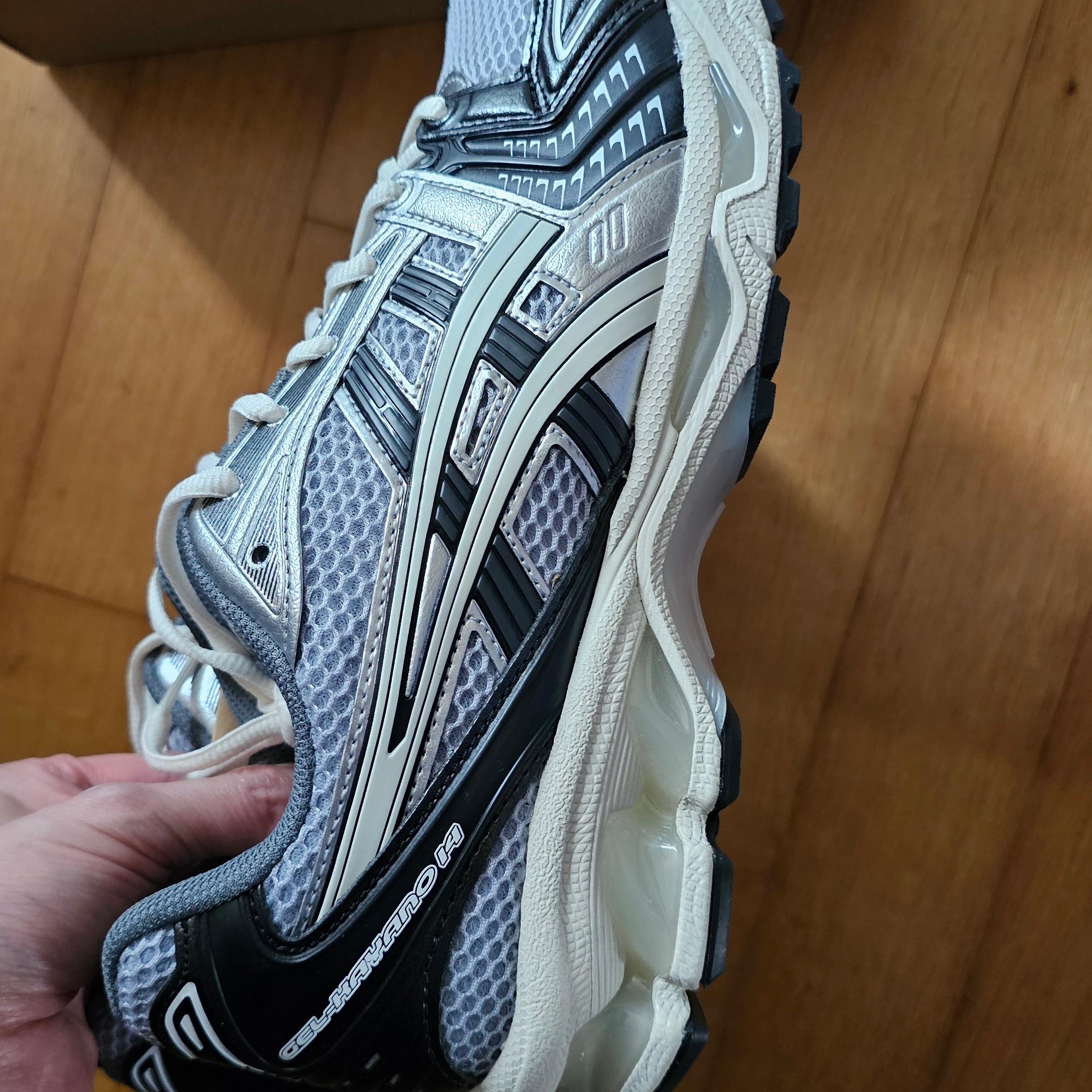 Asics Gel-Kayano 14 Black Glacier Grey 착용 스타일