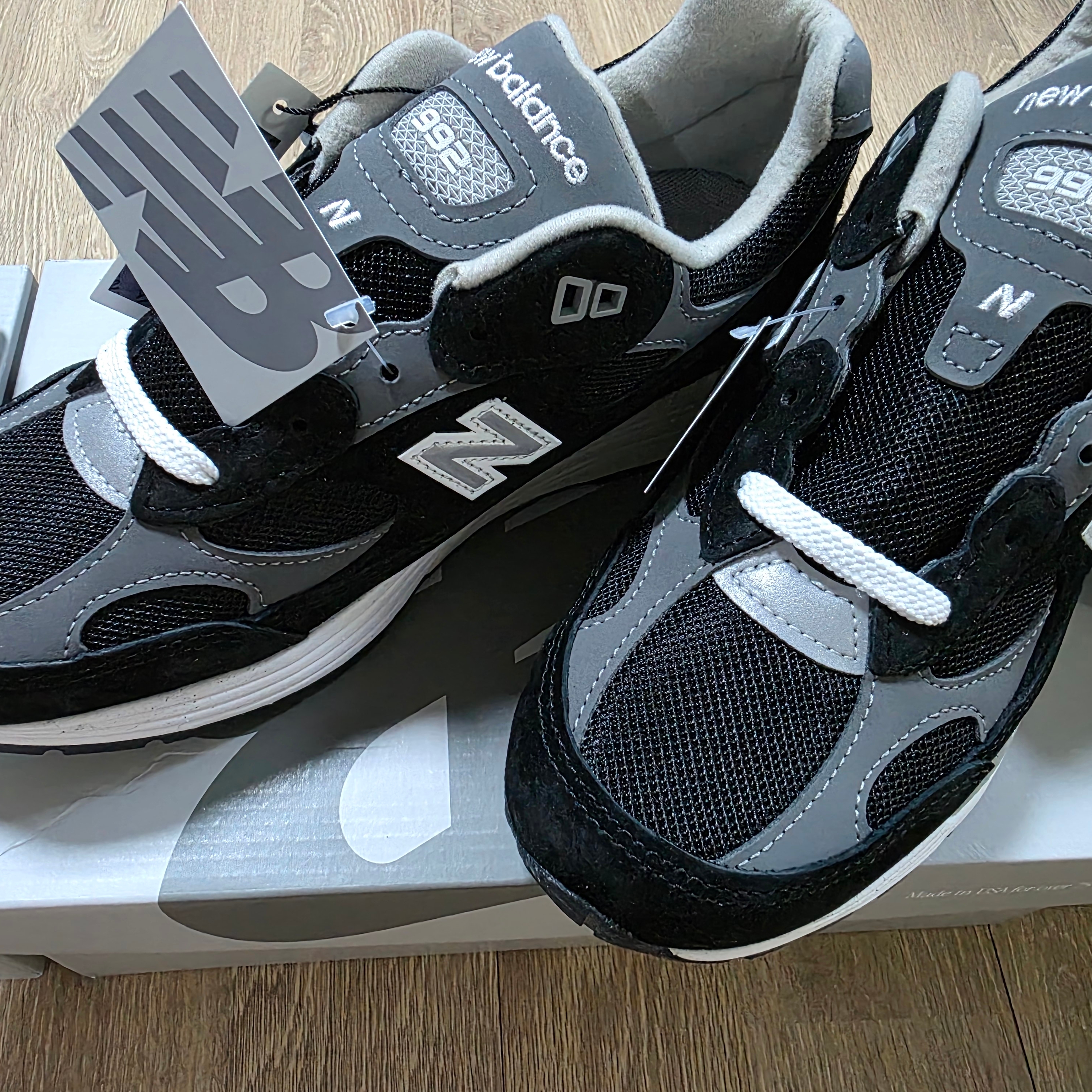 New Balance 992 Made in USA Core Grey Silver Metallic, New Balance 992 Made in USA Core Black Grey 착용 스타일 - 2