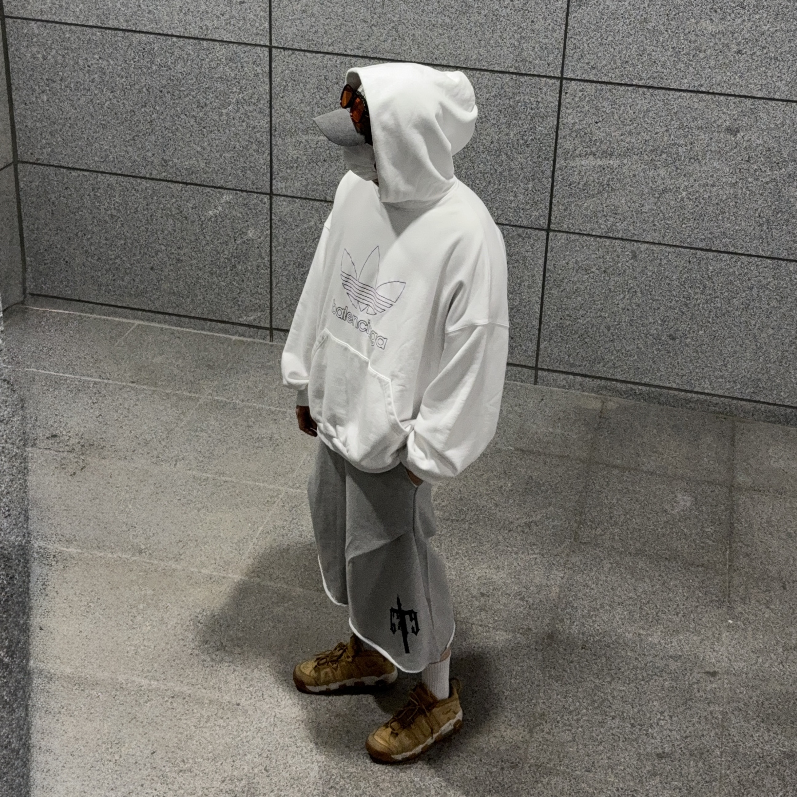 Balenciaga x Adidas Hoodie Large Fit White, Nike Air More Uptempo Flax 착용 스타일 - 5