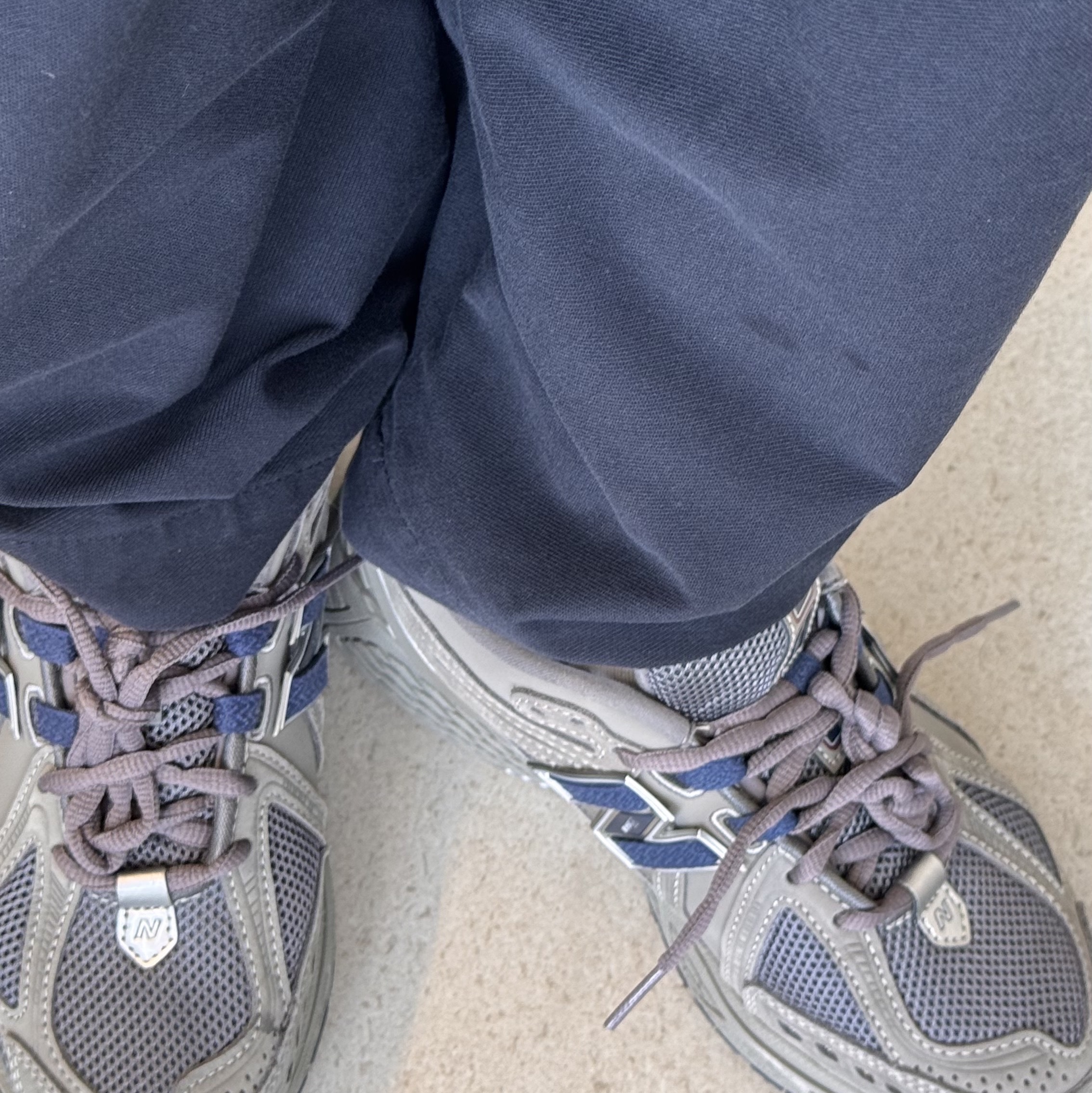 New Balance 1906R Charcoal Grey 착용 스타일 - 1