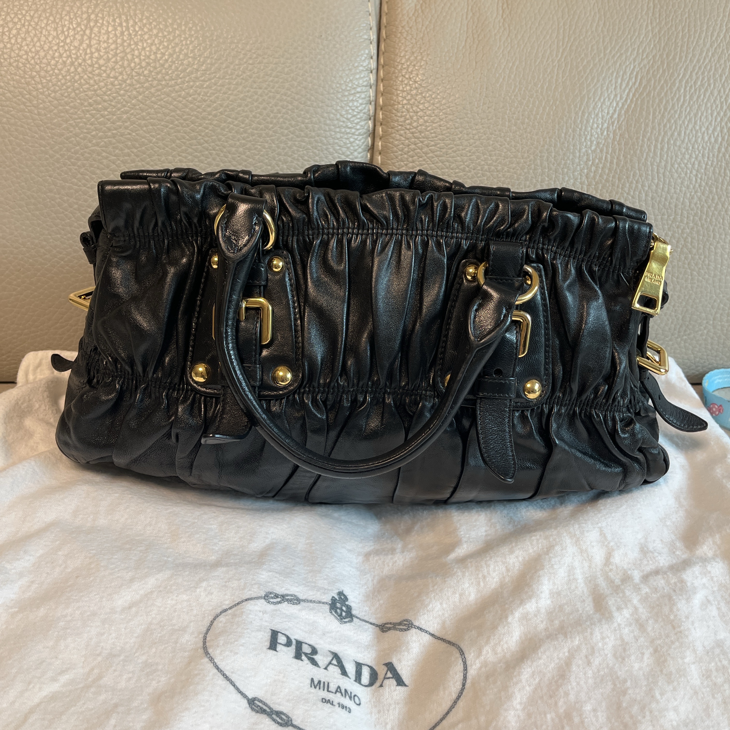 Prada Nappa Gaufre Calf Leather Tote Bag Black 착용 스타일 - 1