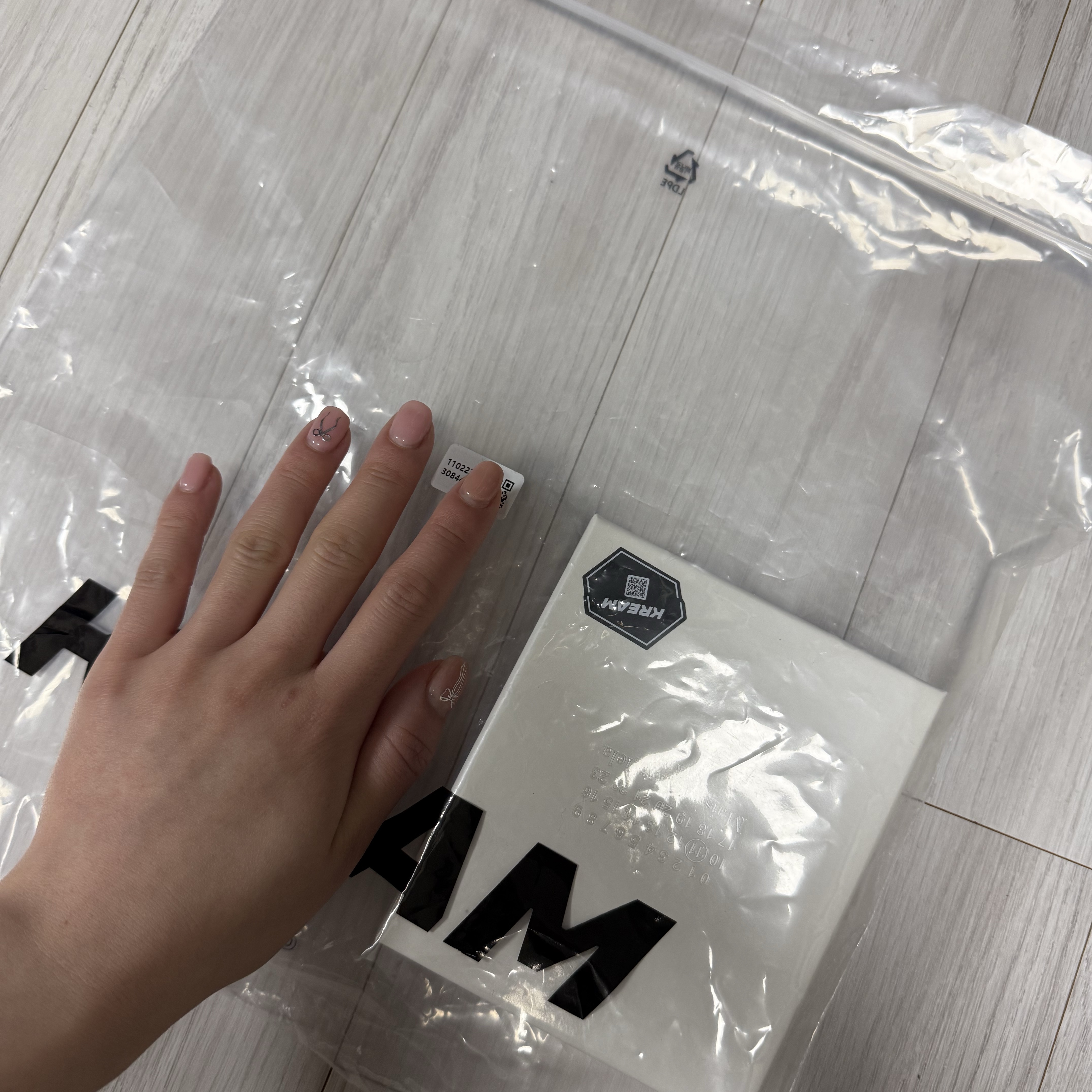 Maison Margiela Leather Bi-Fold Card Holder Black 착용 스타일 - 1
