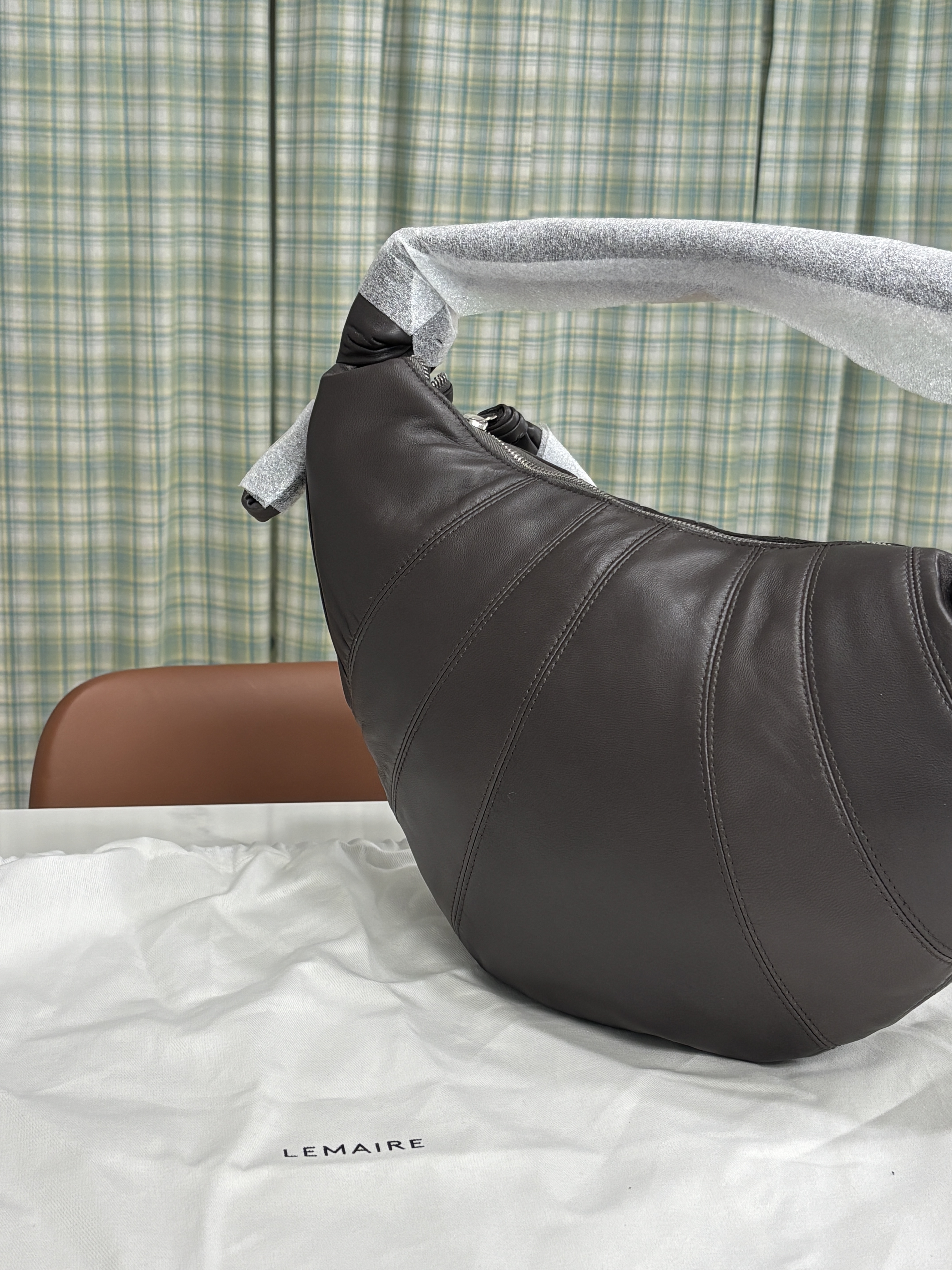 Lemaire Fortune Croissant Bag Soft Nappa Leather Mink, Lemaire Fortune Croissant Bag Soft Nappa Leather Dark Chocolate 착용 스타일 - 2