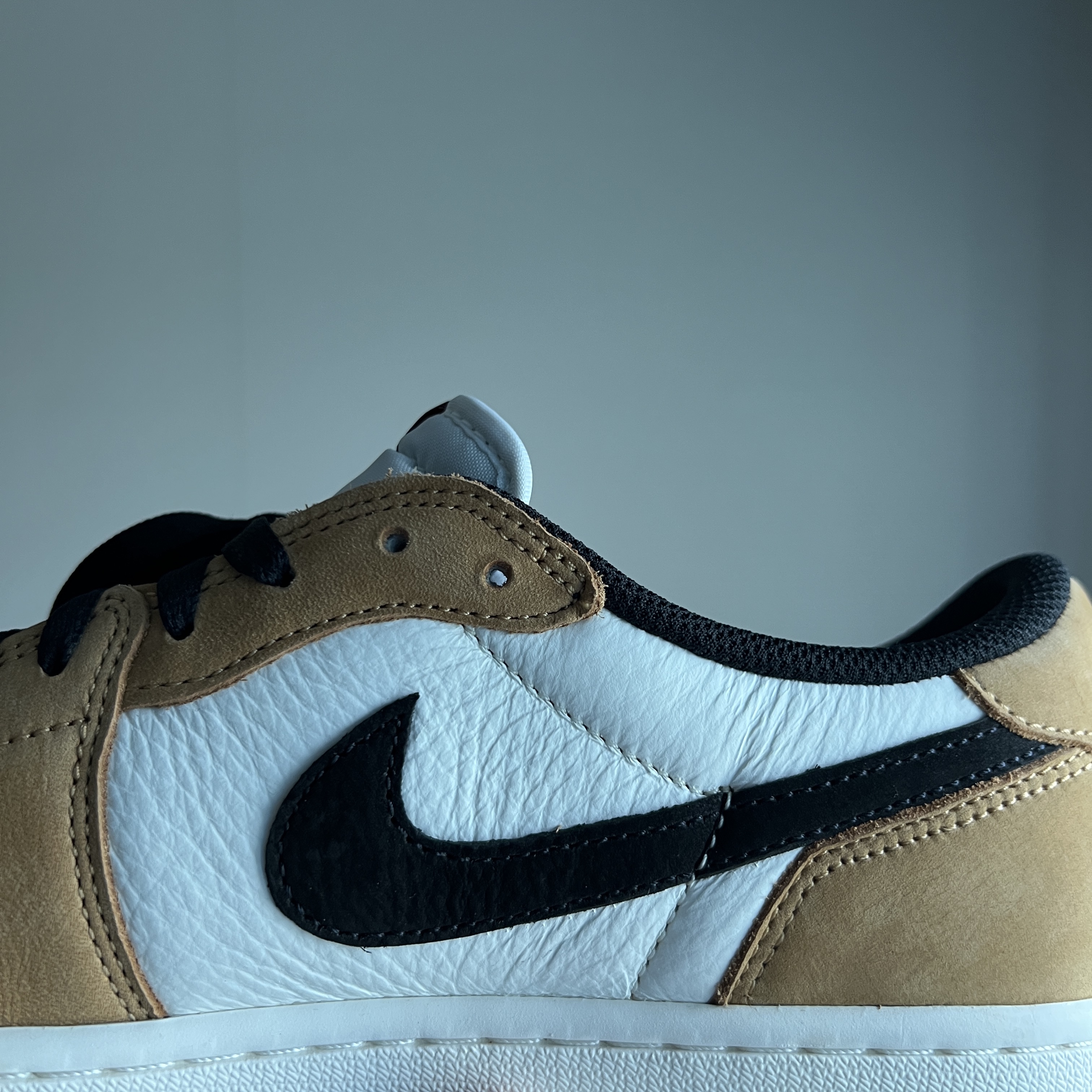 Jordan 1 Low OG Sail and Golden Harvest 착용 스타일