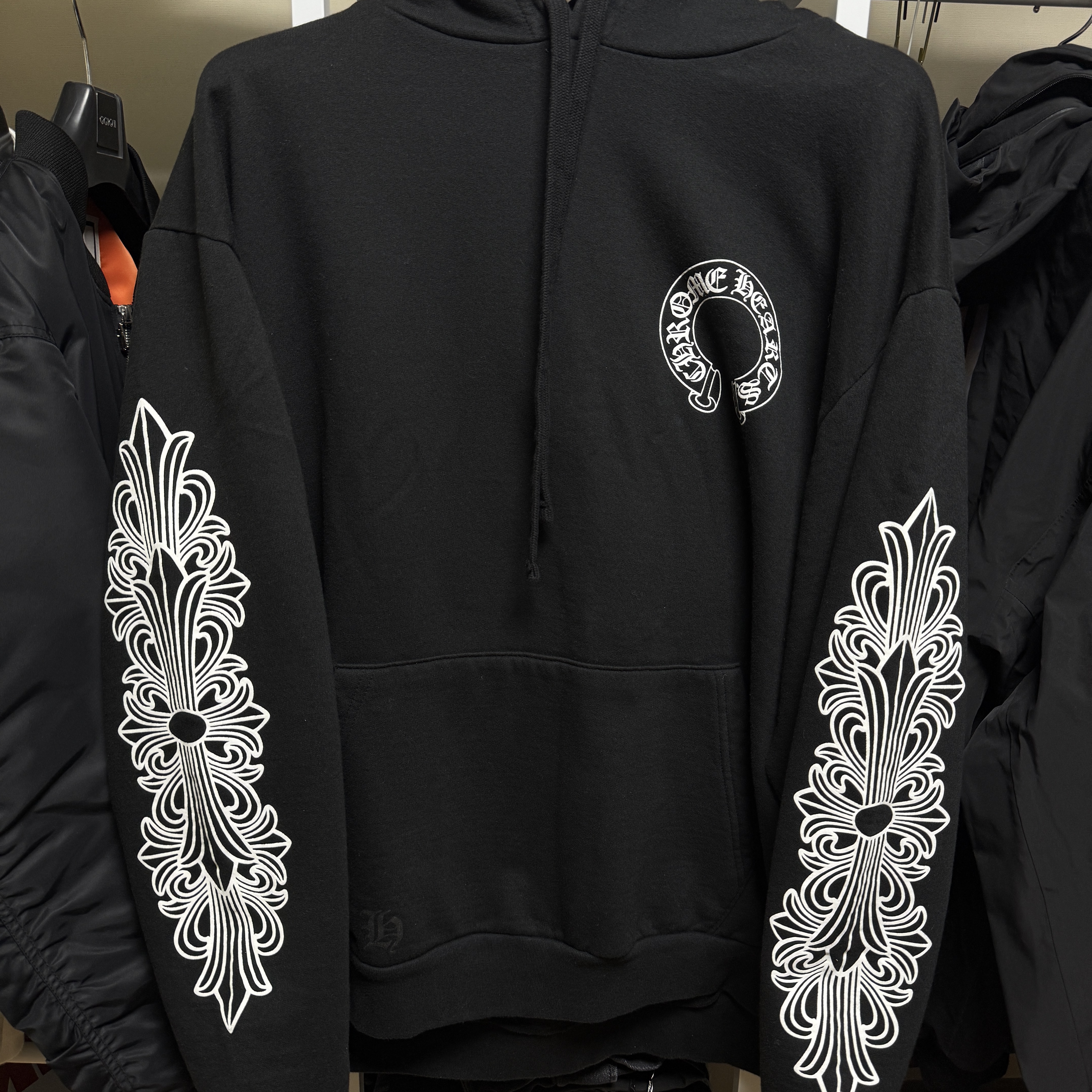 Chrome Hearts Camo Horseshoe Hoodie Black, Chrome Hearts Multi Color Cross Fleece Zip-Up Hoodie Black 착용 스타일 - 5