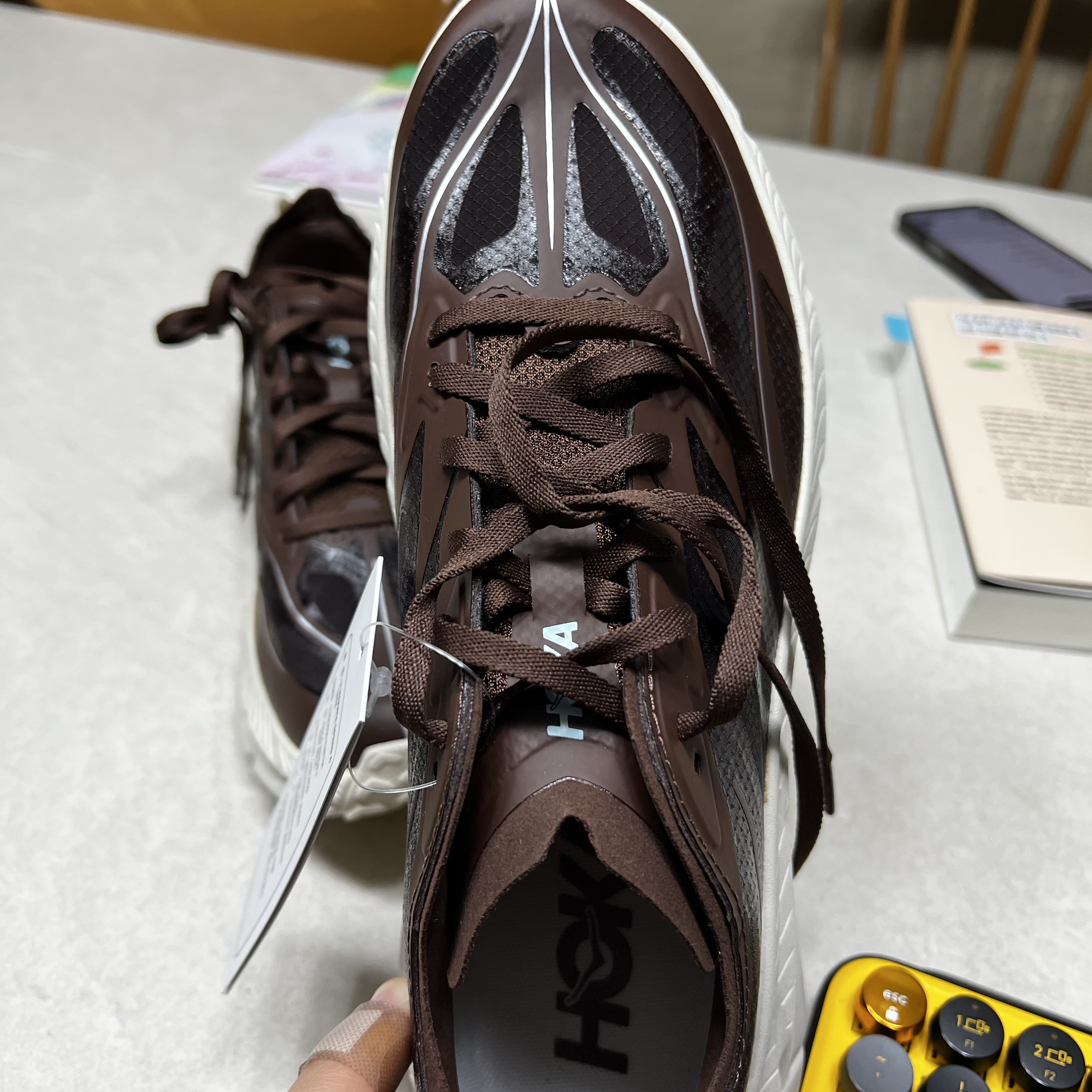 Hoka Mafate Speed 4 Lite Cold Brew Oat Milk, Hoka Mafate Speed 4 Lite Black Outer Orbit 착용 스타일 - 5