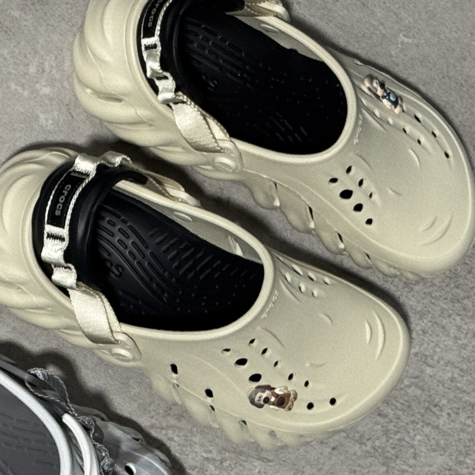 Crocs Echo Clog Bone Black 착용 스타일