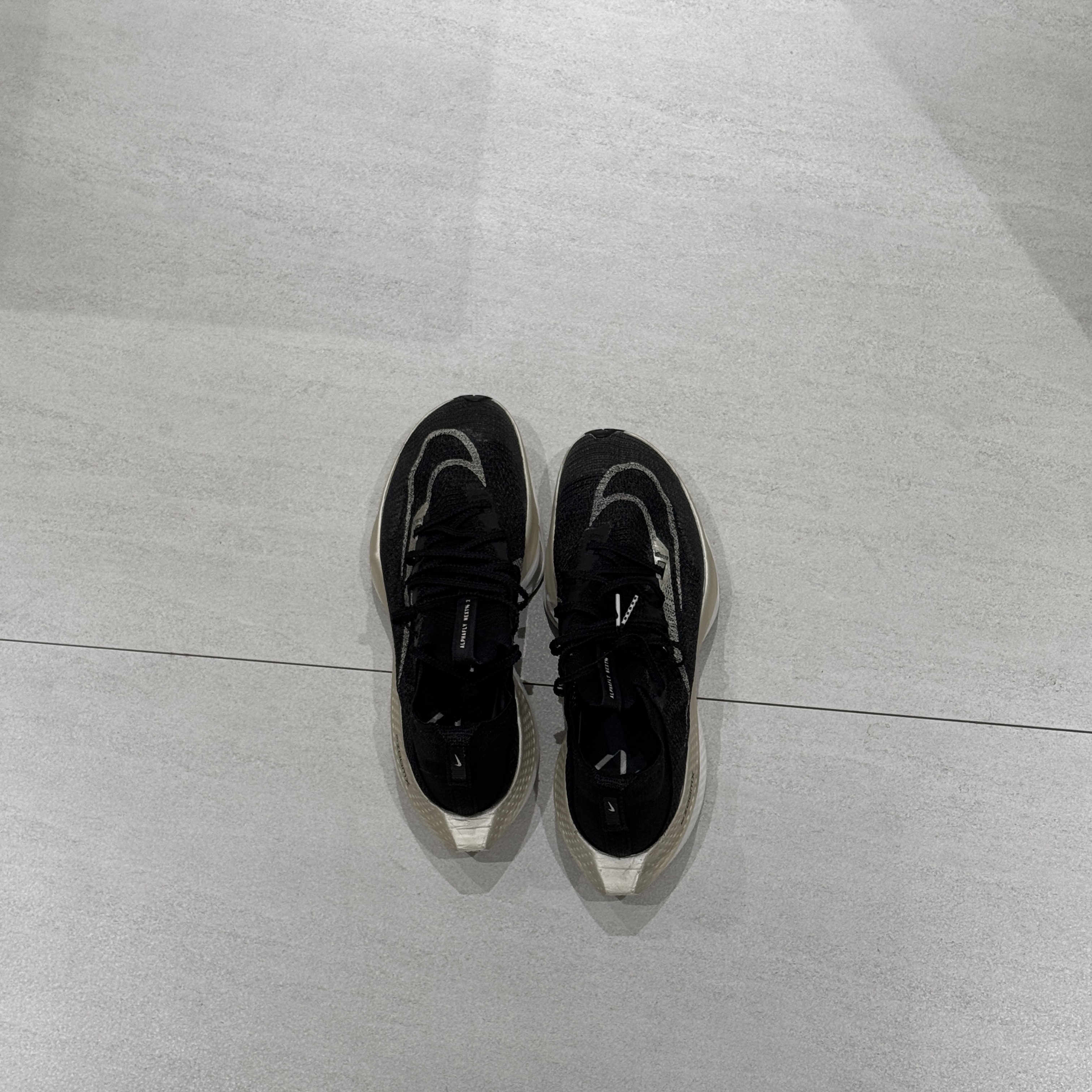 Nike Air Zoom Alphafly Next% 2 Black Metallic Gold Grain 착용 스타일 - 2