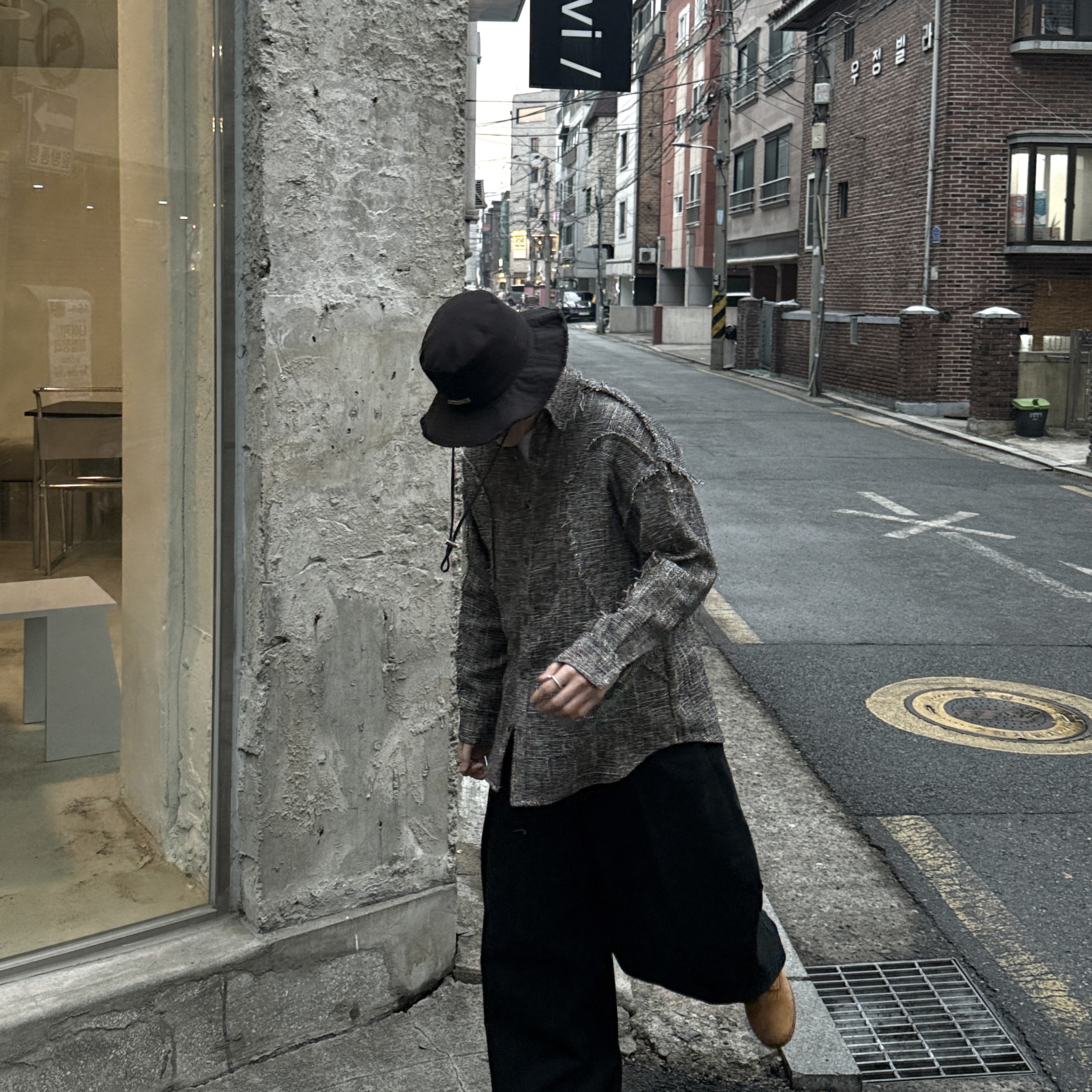 Jacquemus Le Bob Artichaut Bucket Hat Black 착용 스타일 - 4