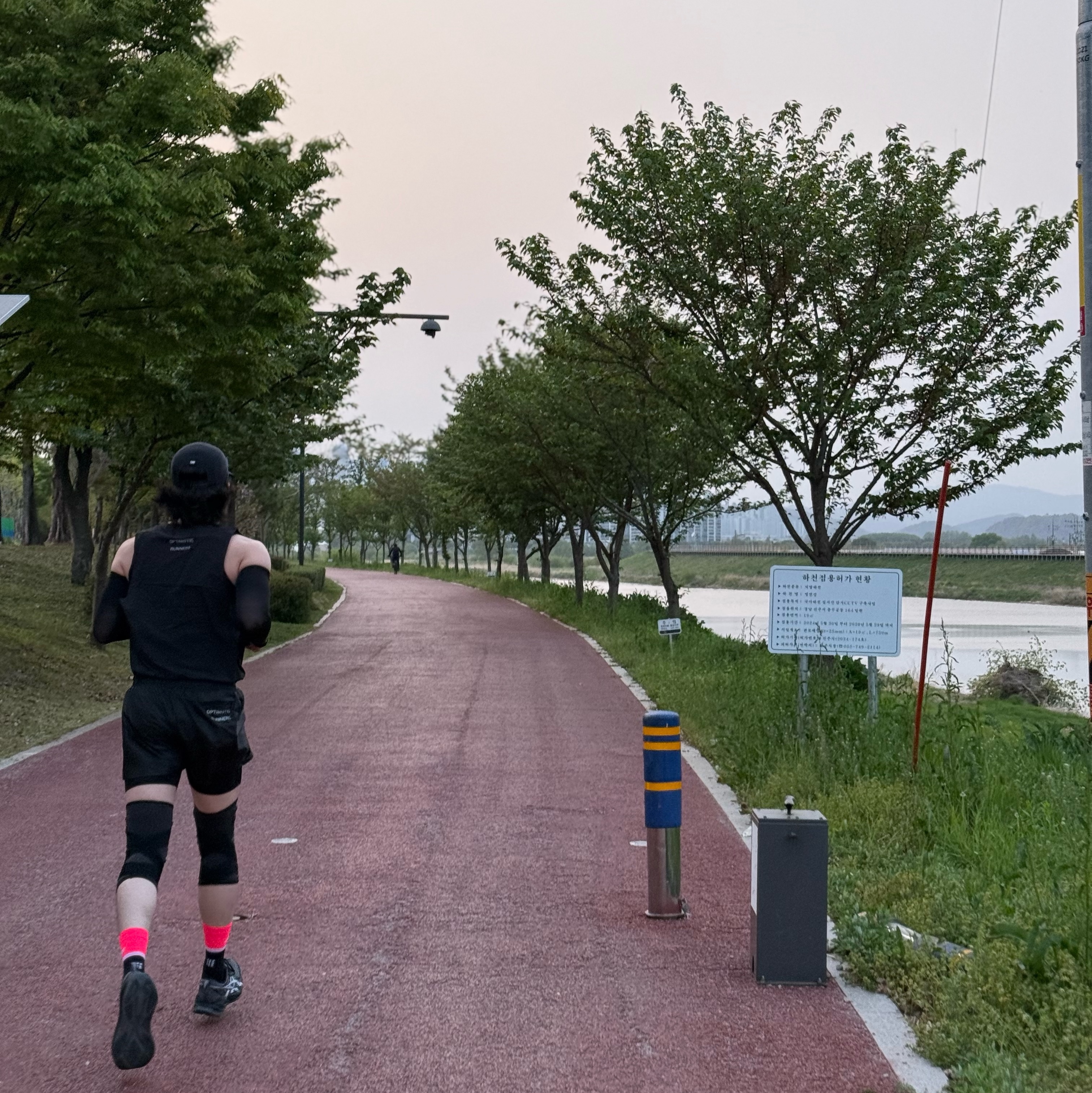 Asics Superblast 2 Black White, CEP The Run Mid Cut Socks 4.0 Pink Black 착용 스타일