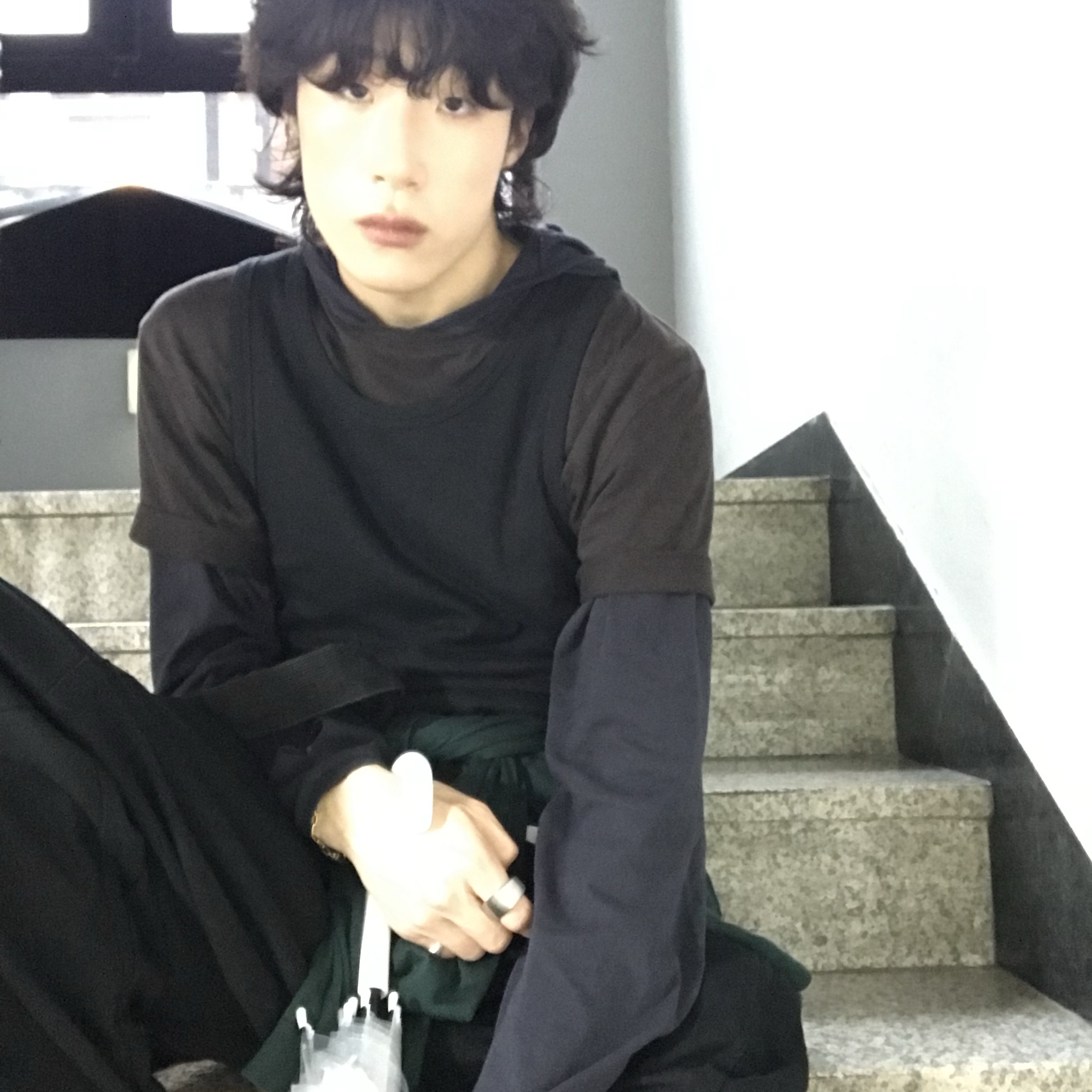 Hatchingroom Base Hoodie Blue Charcoal 착용 스타일 - 1