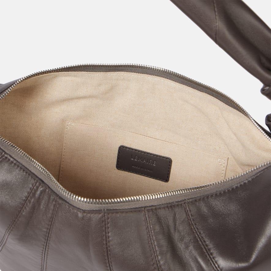 Lemaire Fortune Croissant Bag Soft Nappa Leather Mink, Lemaire Fortune Croissant Bag Soft Nappa Leather Black 착용 스타일 - 3