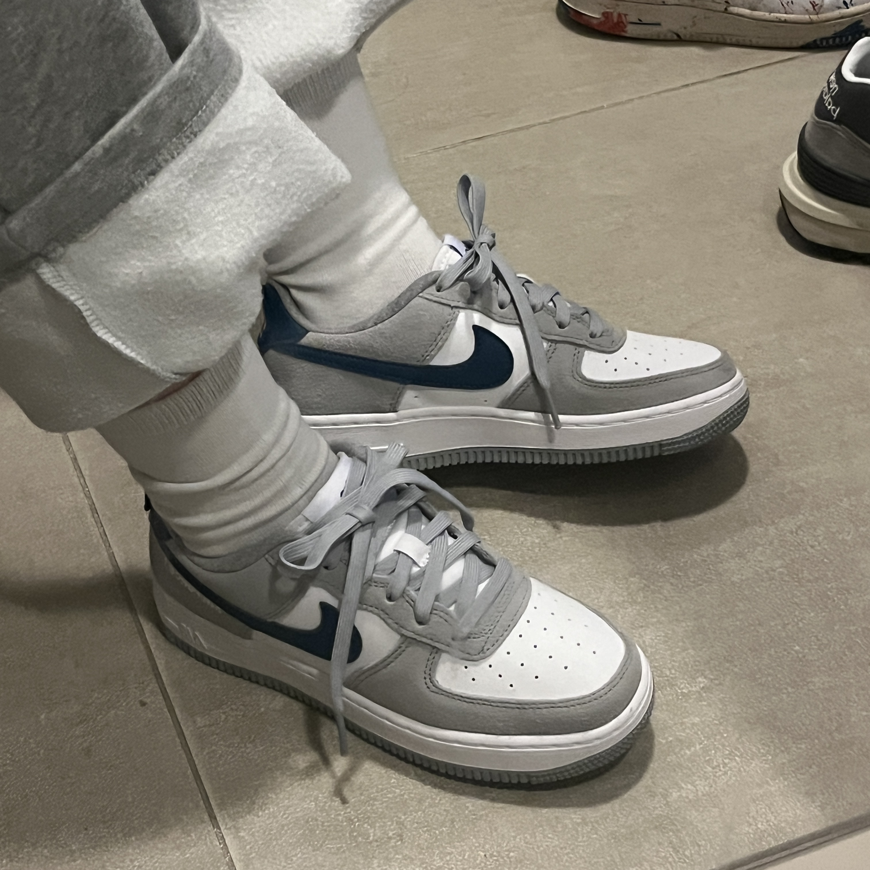 (GS) Nike Air Force 1 LV8 Athletic Club Light Smoke Grey Marina 착용 스타일 - 2