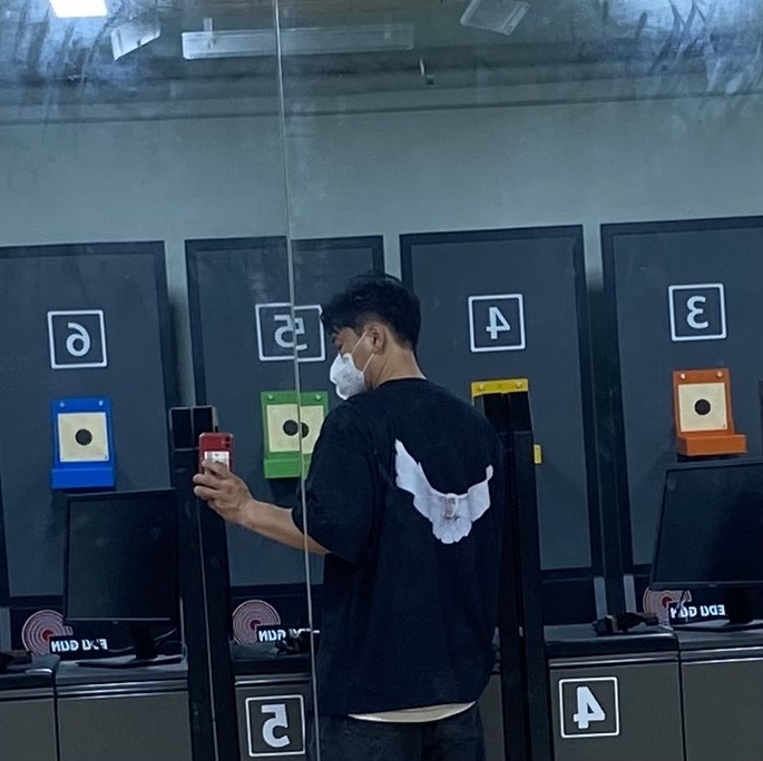Yeezy Gap Engineered By Balenciaga Dove 3/4 Sleeve T-Shirt Black 착용 스타일