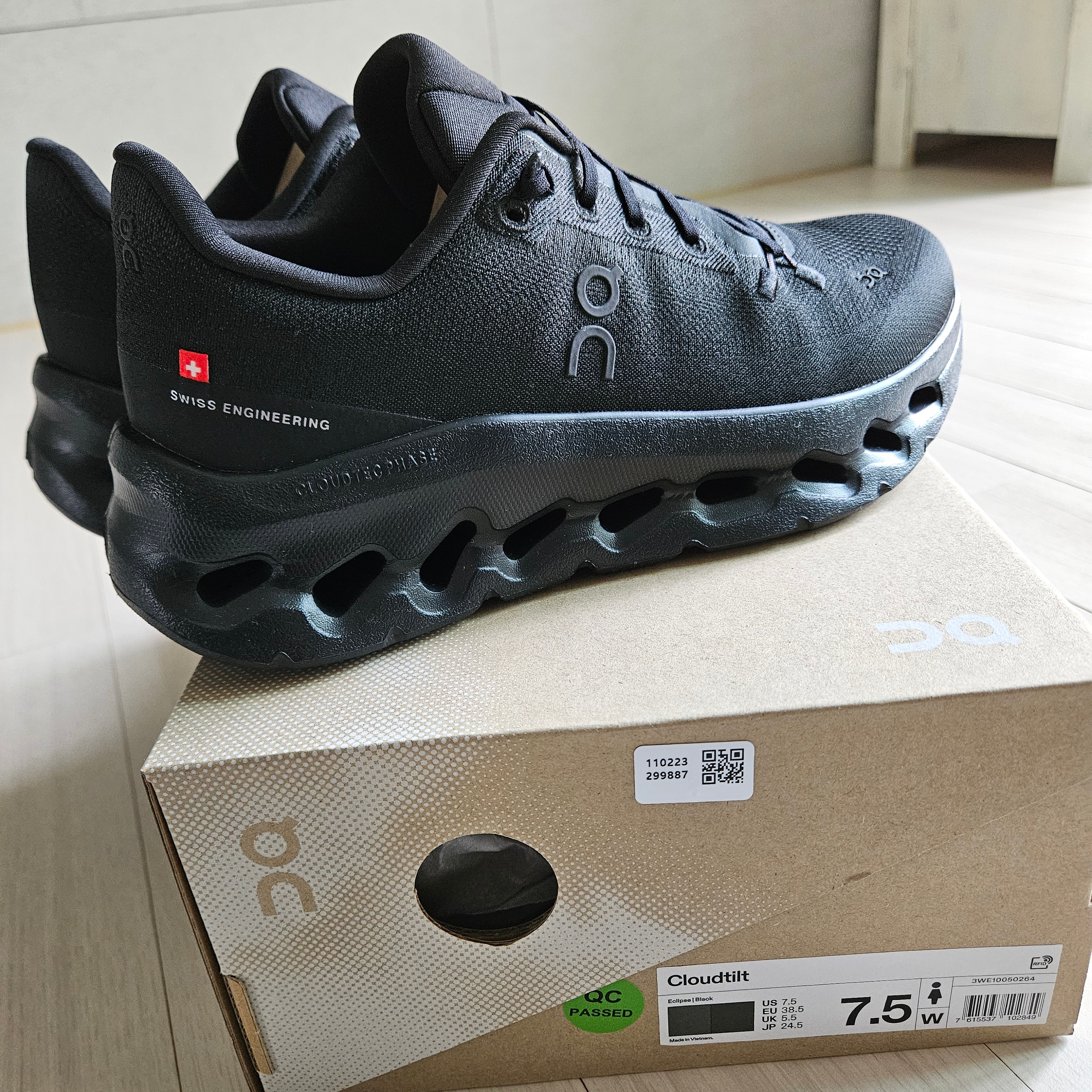 (W) On Running Cloudtilt Eclipse Black 착용 스타일 - 2