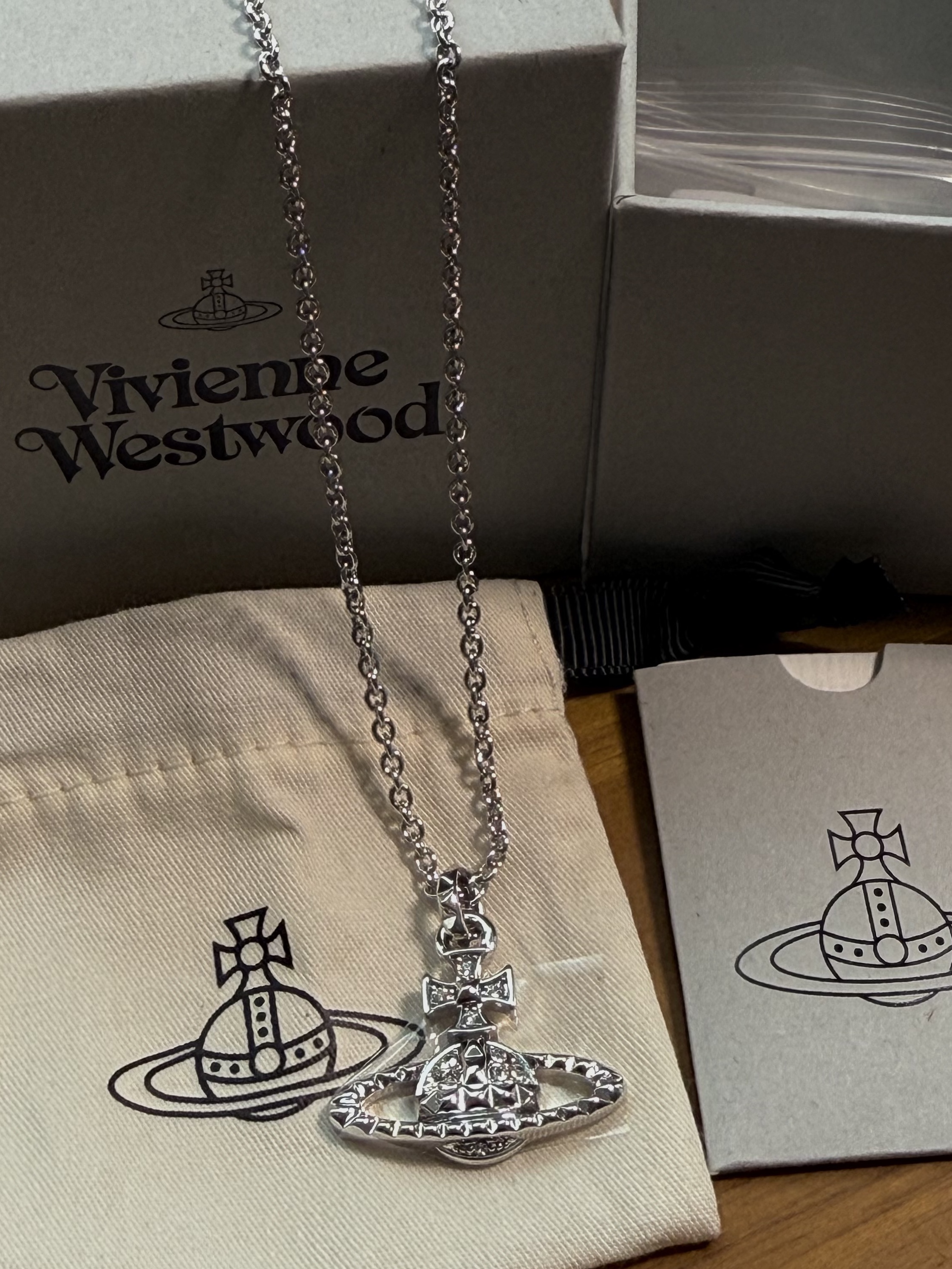 Vivienne Westwood Mayfair Bas Relief Pendant Silver μ°©μ© μ€νμΌ
