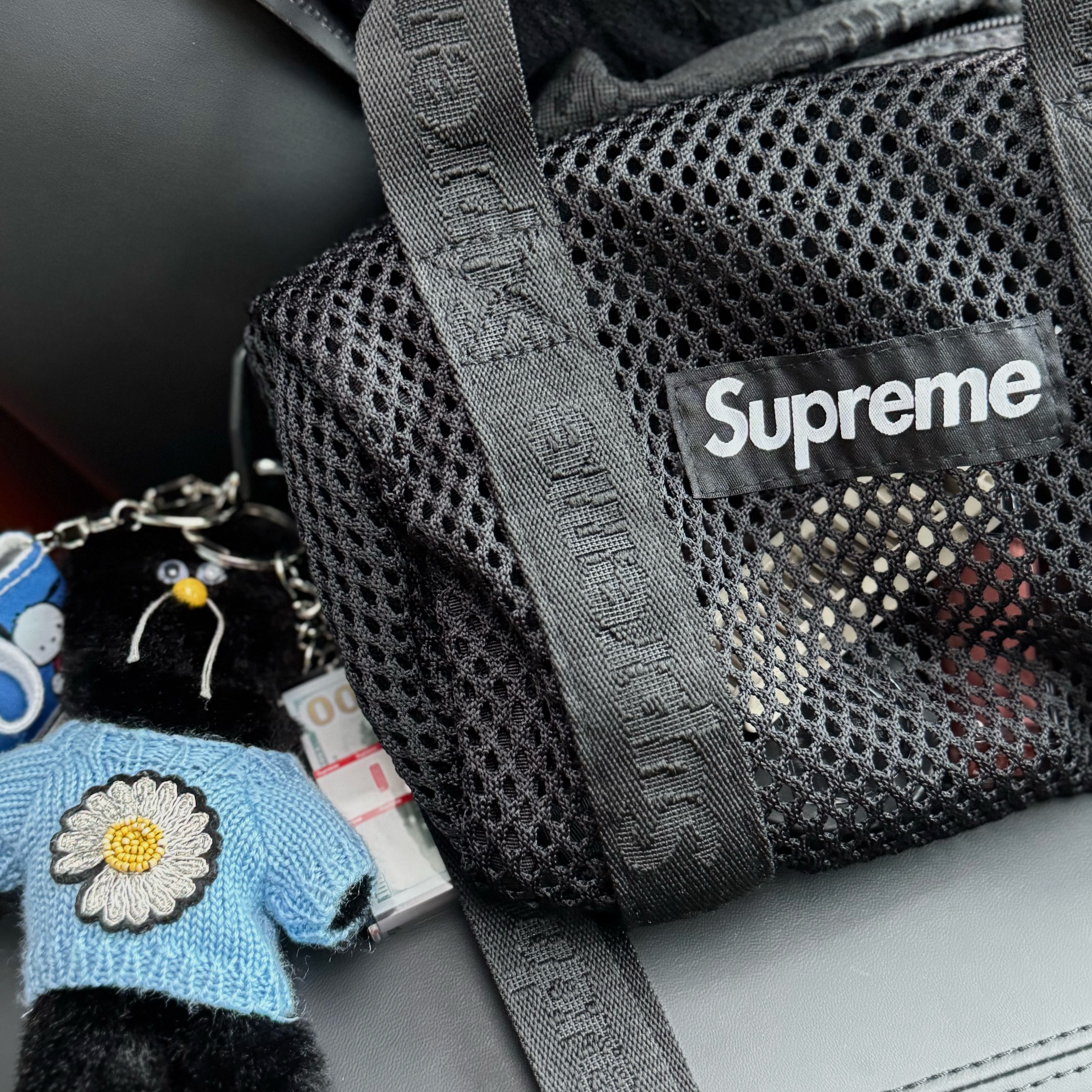 Supreme Mesh Mini Duffle Bag Black - 25SS, Monamhee x Peaceminusone Daihee Plush Keyring 착용 스타일