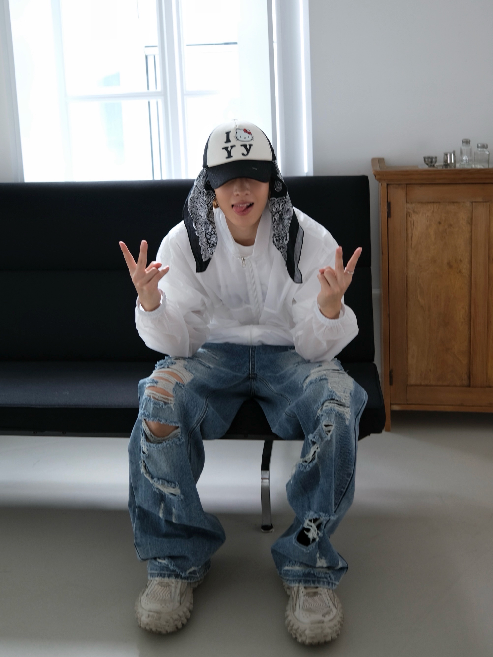 Open Yy x Hello Kitty Trucker Cap Black, Balenciaga Defender Sneakers Beige 착용 스타일 - 1