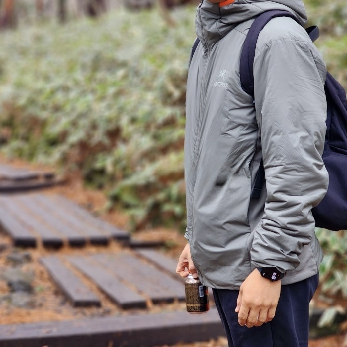 Arc'teryx Atom Hoody Smoke Bluff 착용 스타일