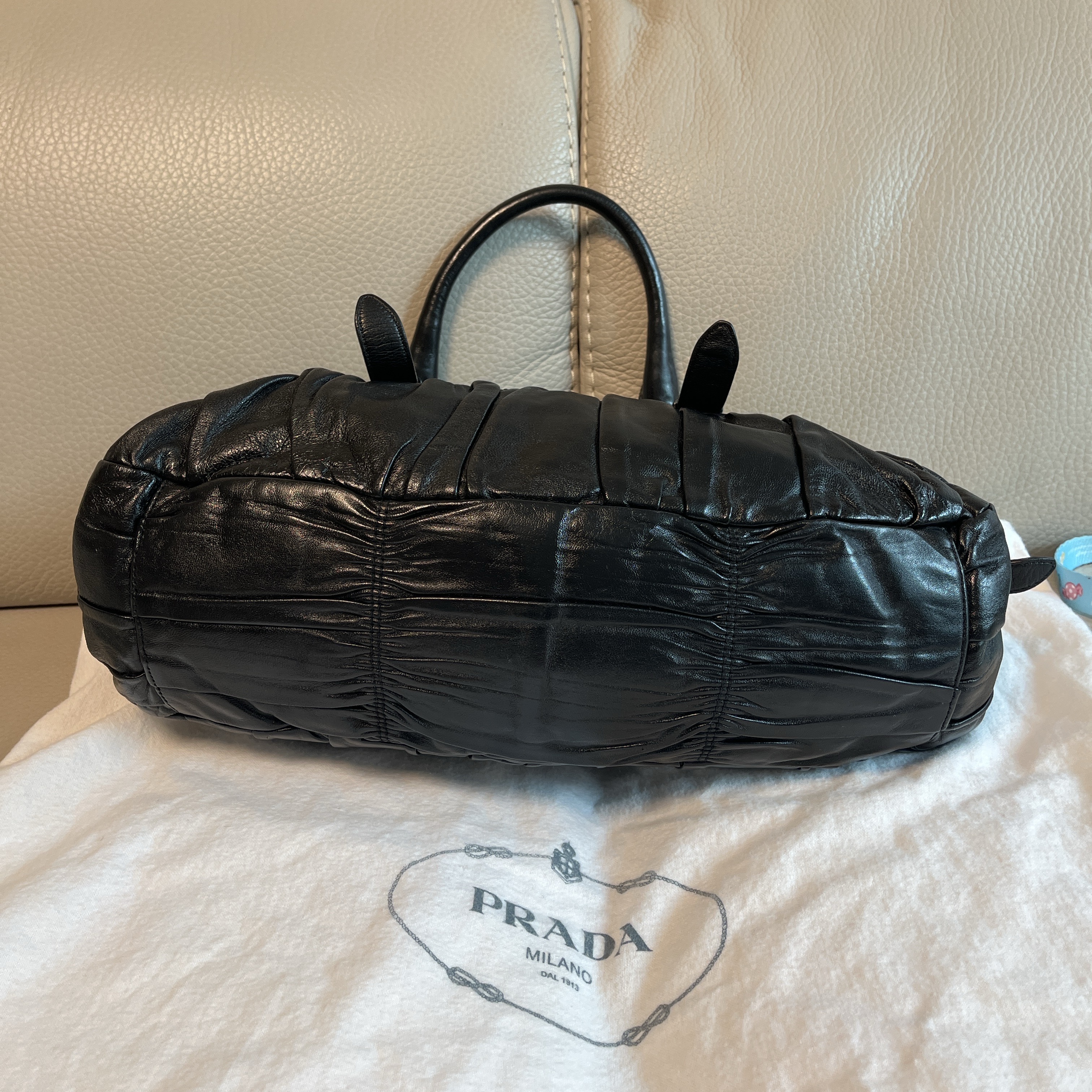 Prada Nappa Gaufre Calf Leather Tote Bag Black 착용 스타일 - 3