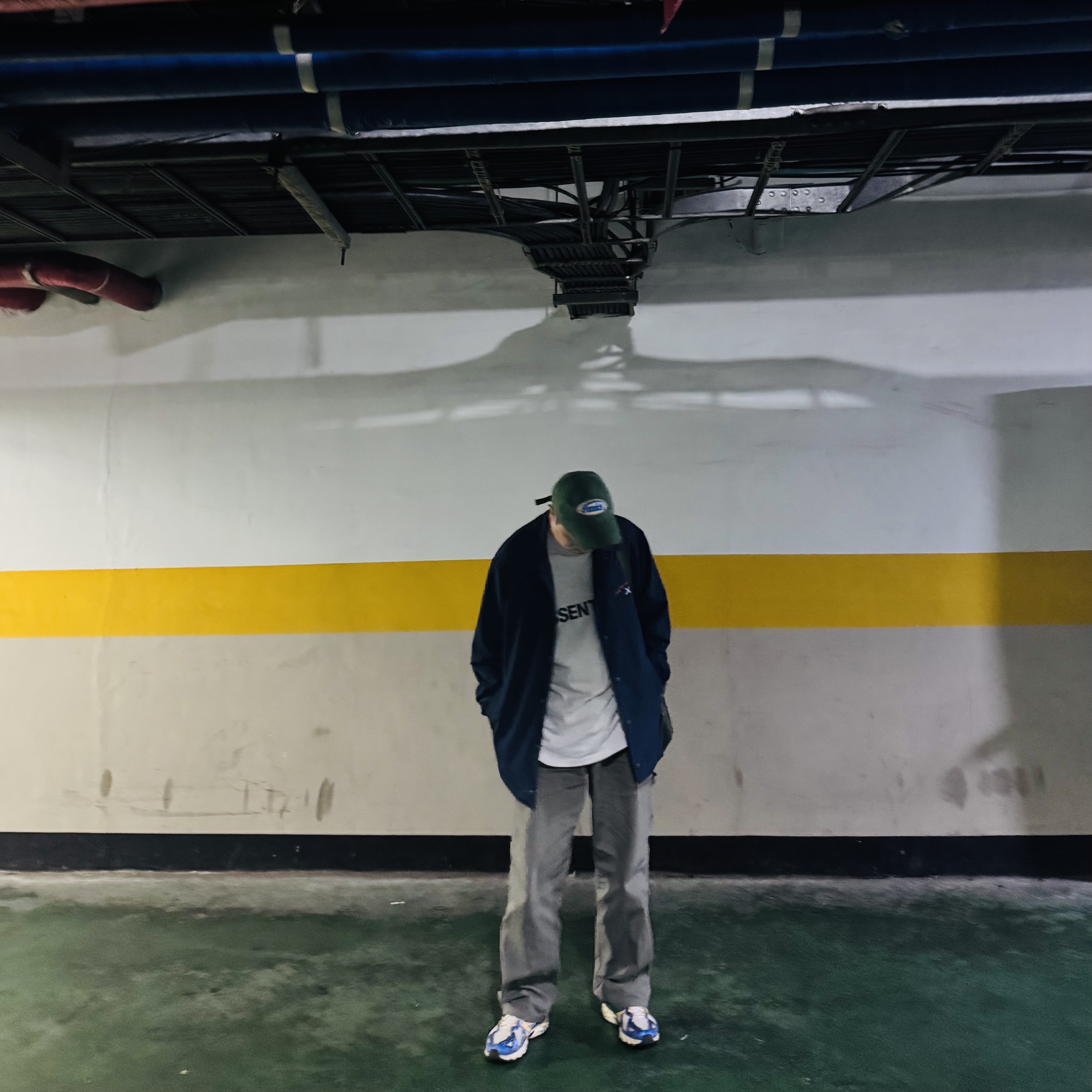 Emis Wappen Ball Cap Green, Uniqlo UT x Kaws x Warhol Coach Jacket Navy 착용 스타일 - 3