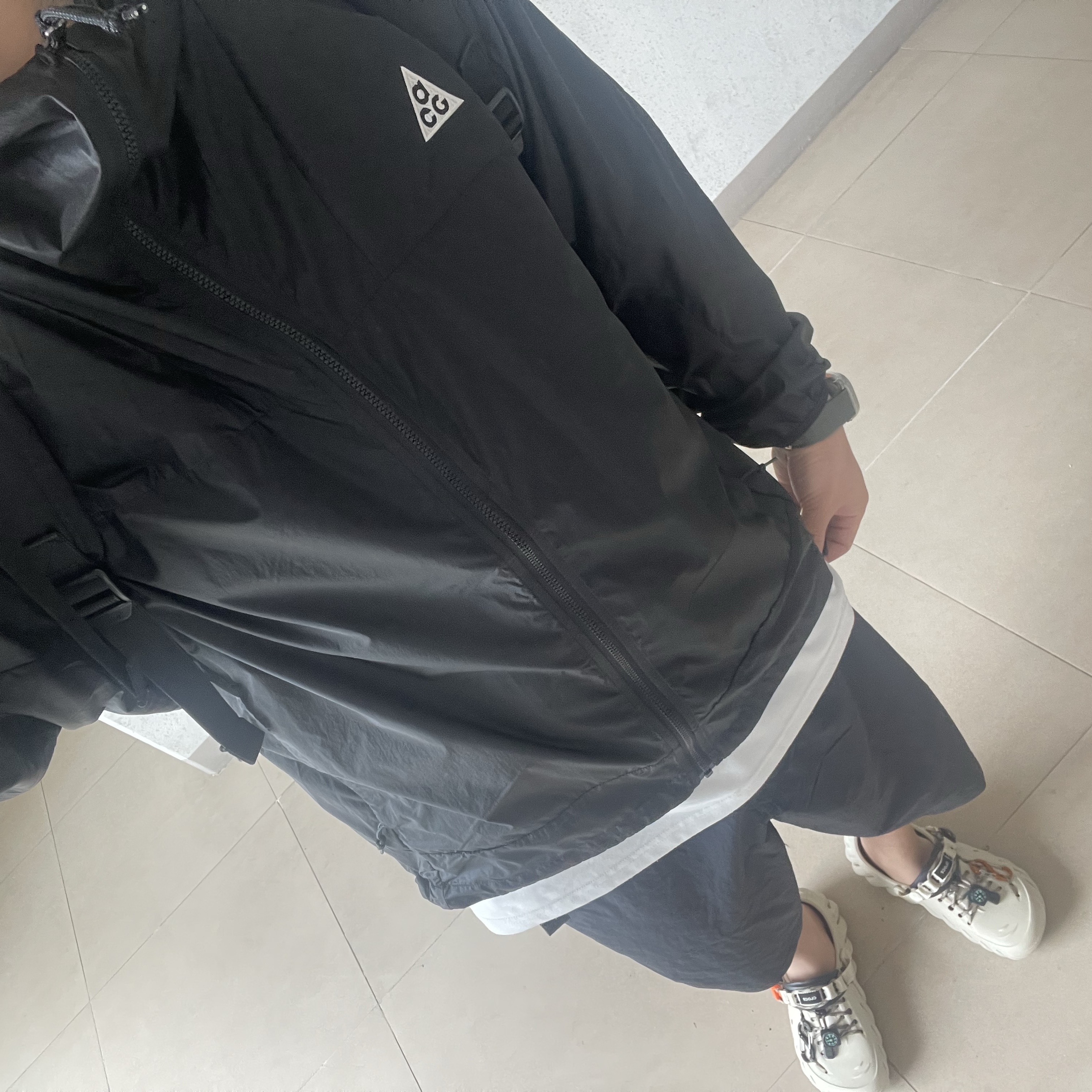 Nike ACG Cinder Cone Windproof Jacket Black Anthracite - Asia, Crocs Echo Clog Bone Black 착용 스타일