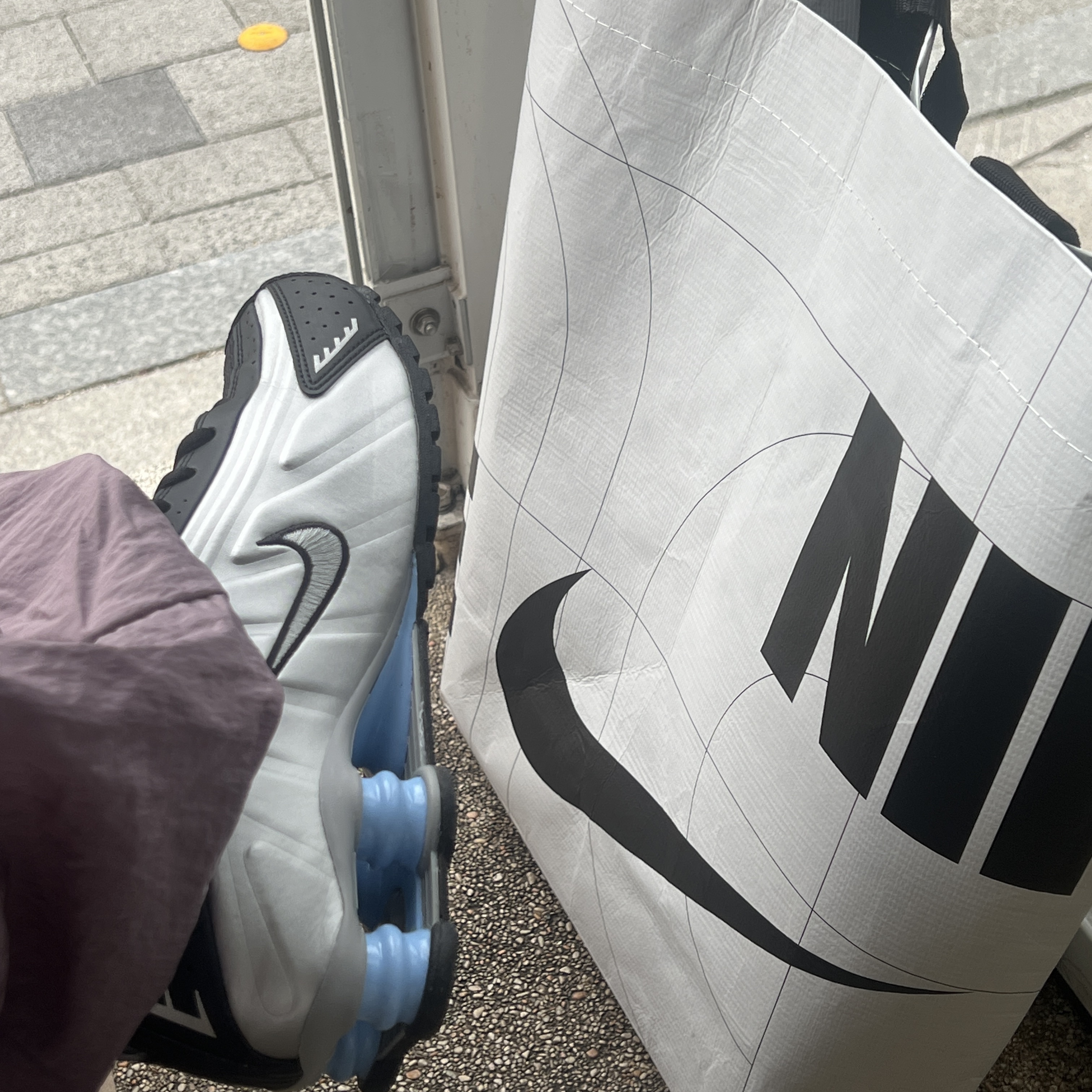 Nike Shox R4 Metallic Silver Black 착용 스타일