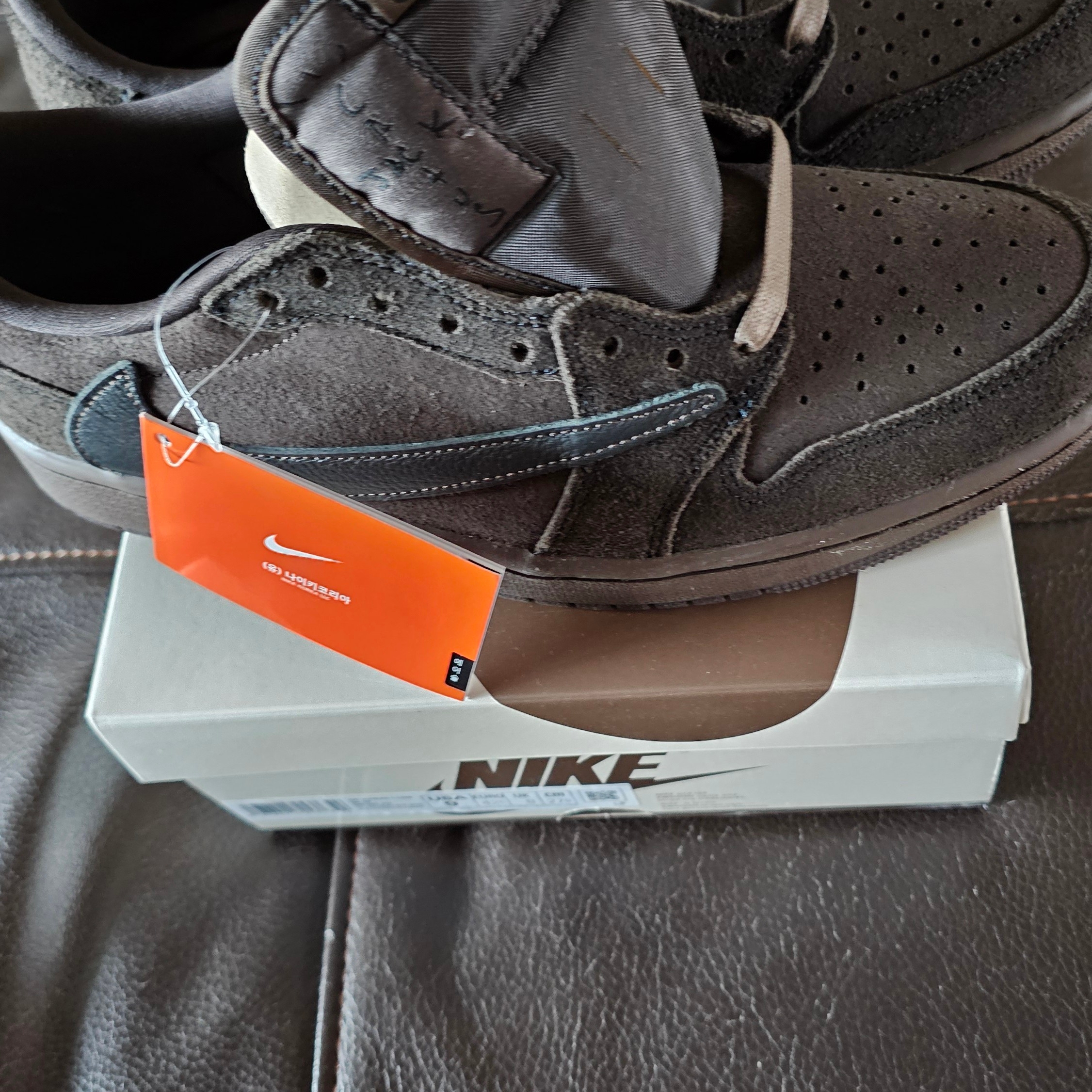 Jordan 1 x Travis Scott Retro Low OG SP Velvet Brown and Dark Mocha 착용 스타일