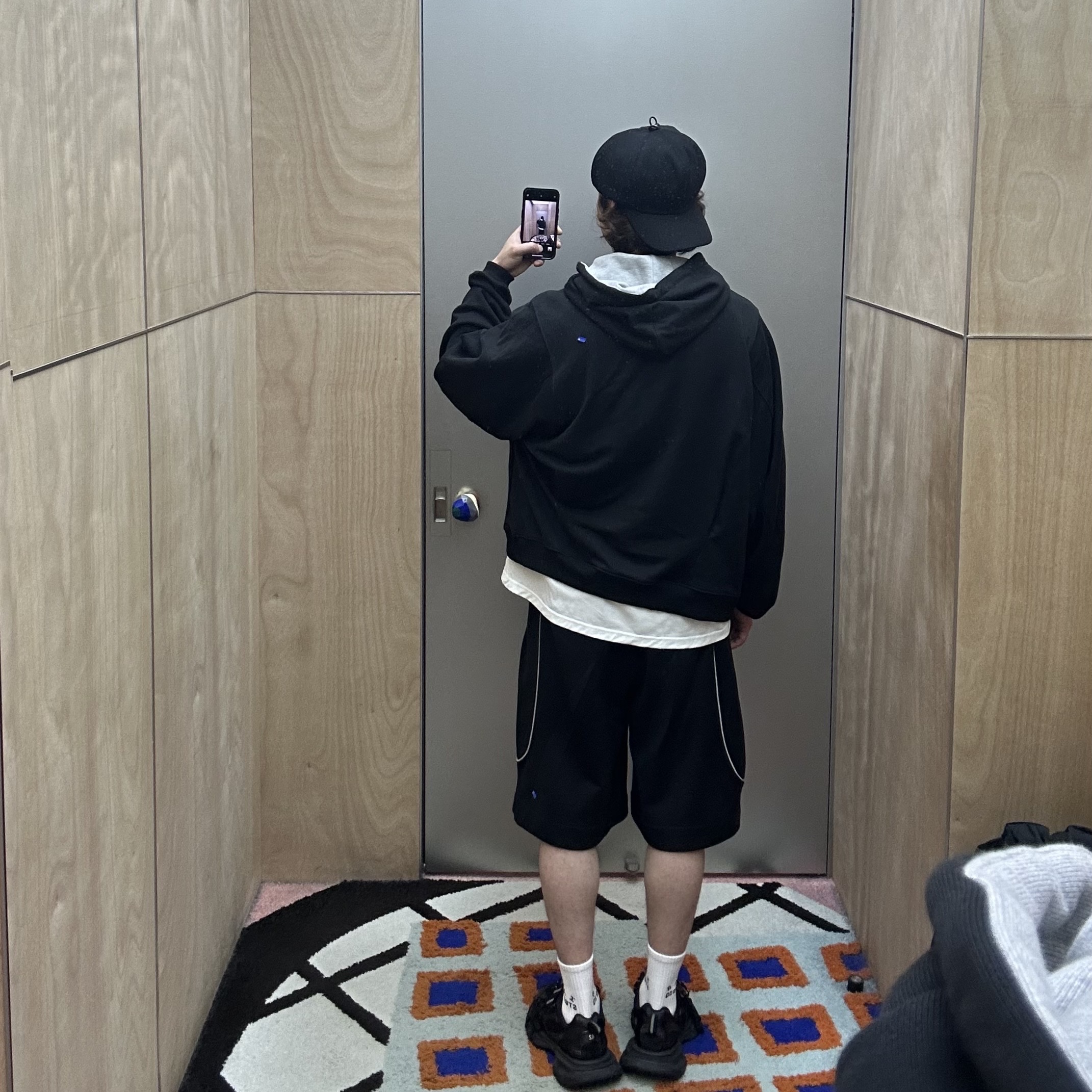 Ader Error Tever logo Hoodie Noir, Ader Error Tever Logo Sweatshorts Noir 착용 스타일 - 2