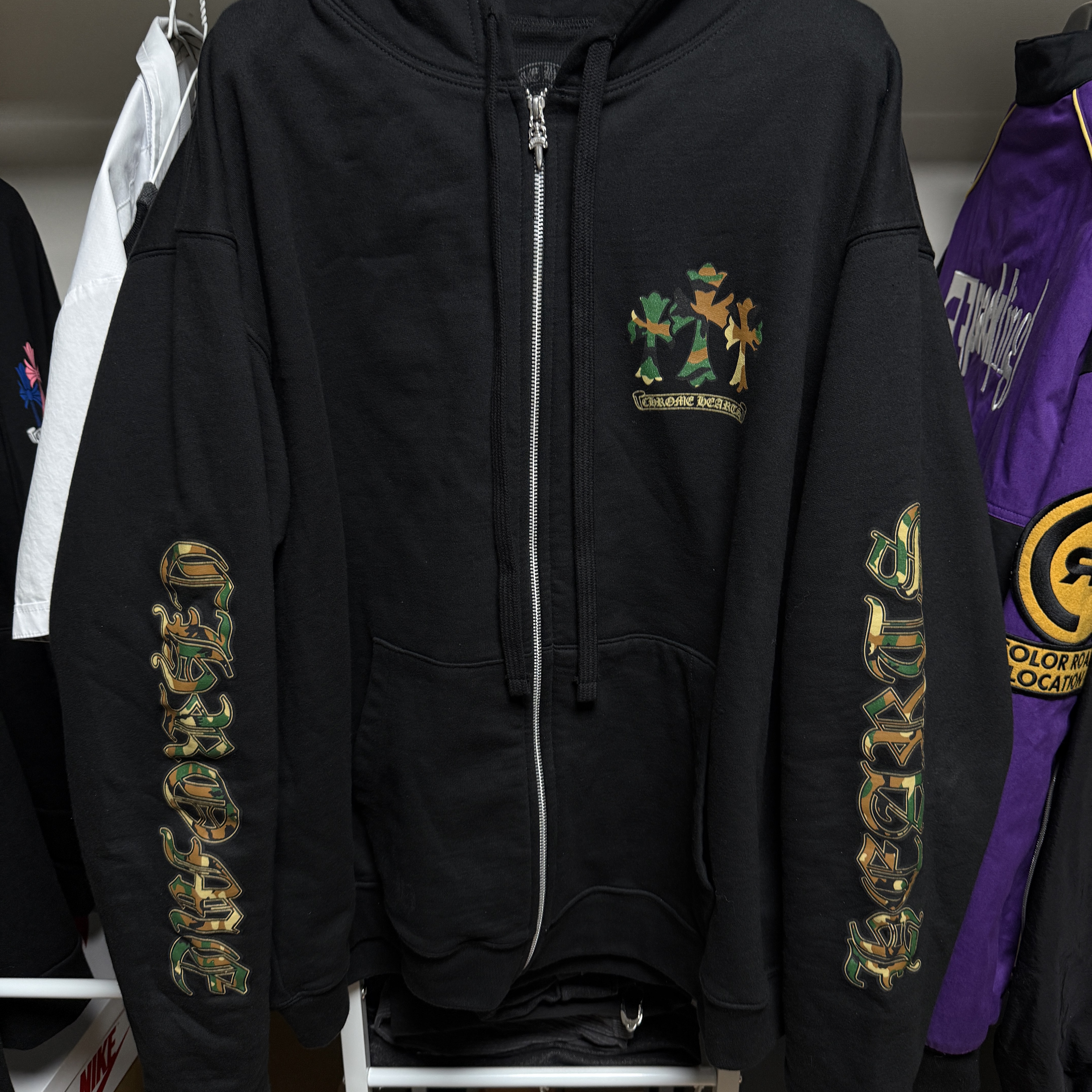 Chrome Hearts Camo Horseshoe Hoodie Black, Chrome Hearts Multi Color Cross Fleece Zip-Up Hoodie Black 착용 스타일 - 1