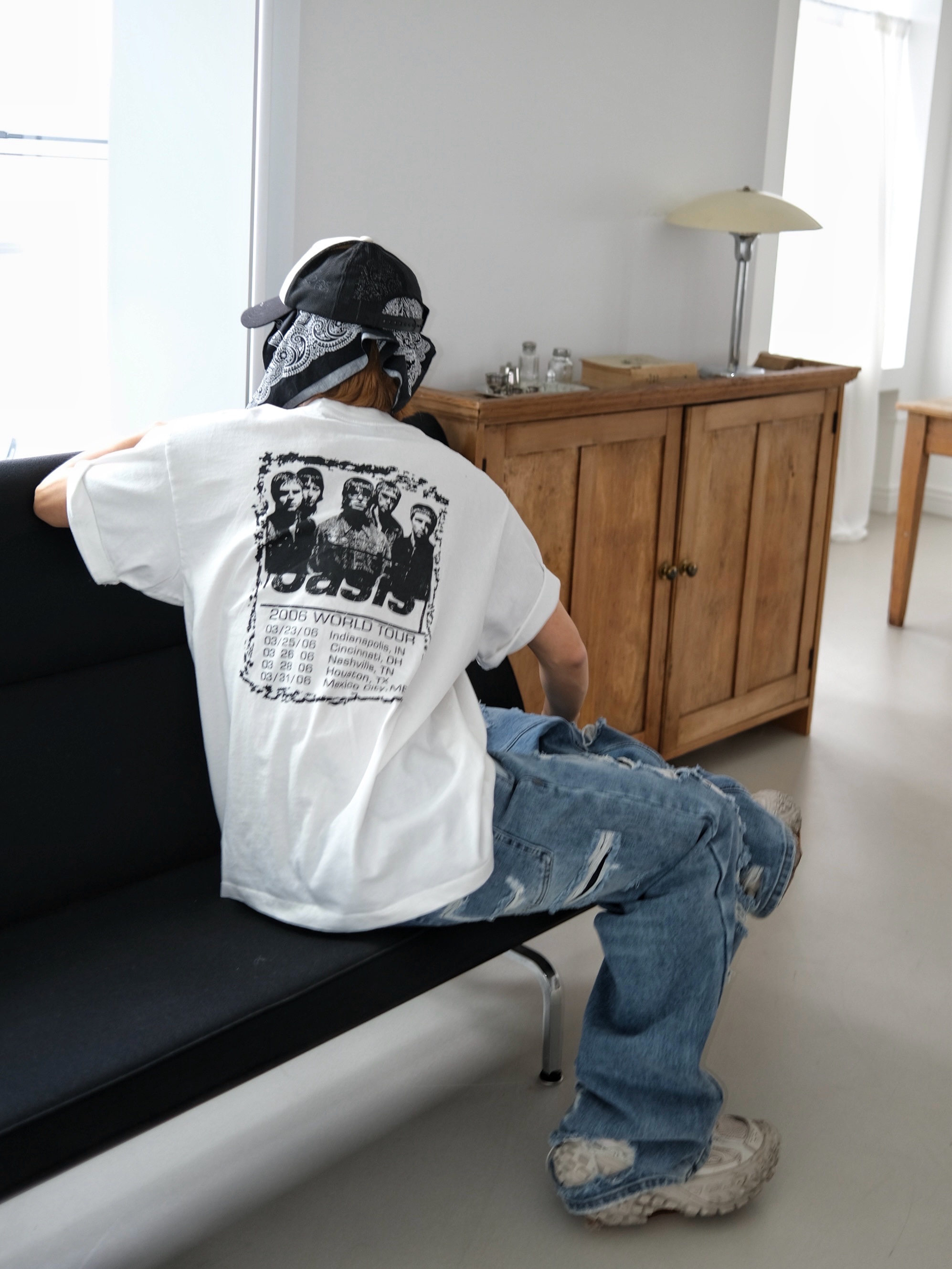 Open Yy x Hello Kitty Trucker Cap Black, Balenciaga Defender Sneakers Beige 착용 스타일 - 3