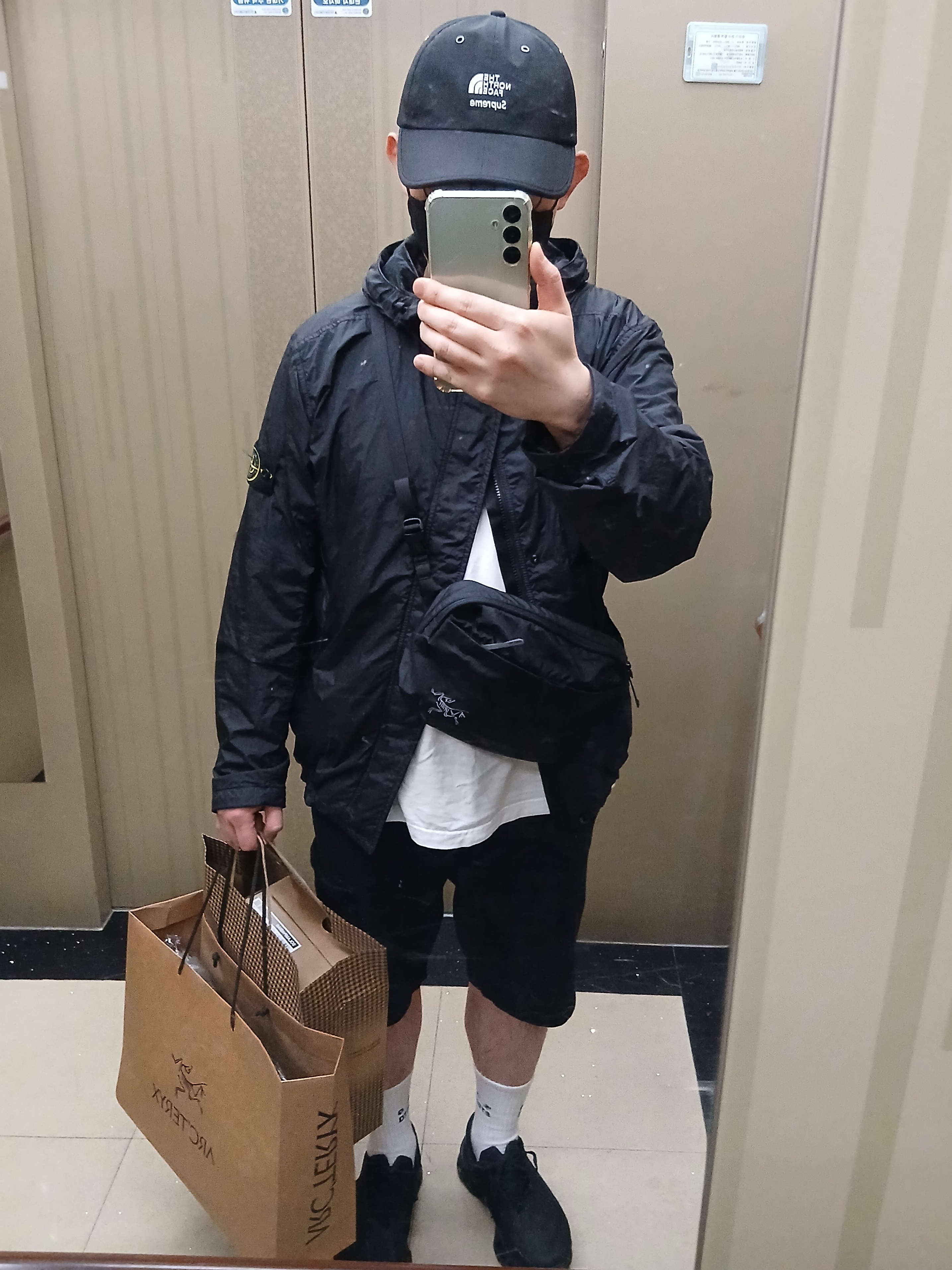 Supreme x The North Face Split 6-Panel Black - 24SS, Stone Island S0A23 Crinkle Reps R-NY Wind Resistant Anti-Drop Hooded Jacket - 25SS 착용 스타일 - 5
