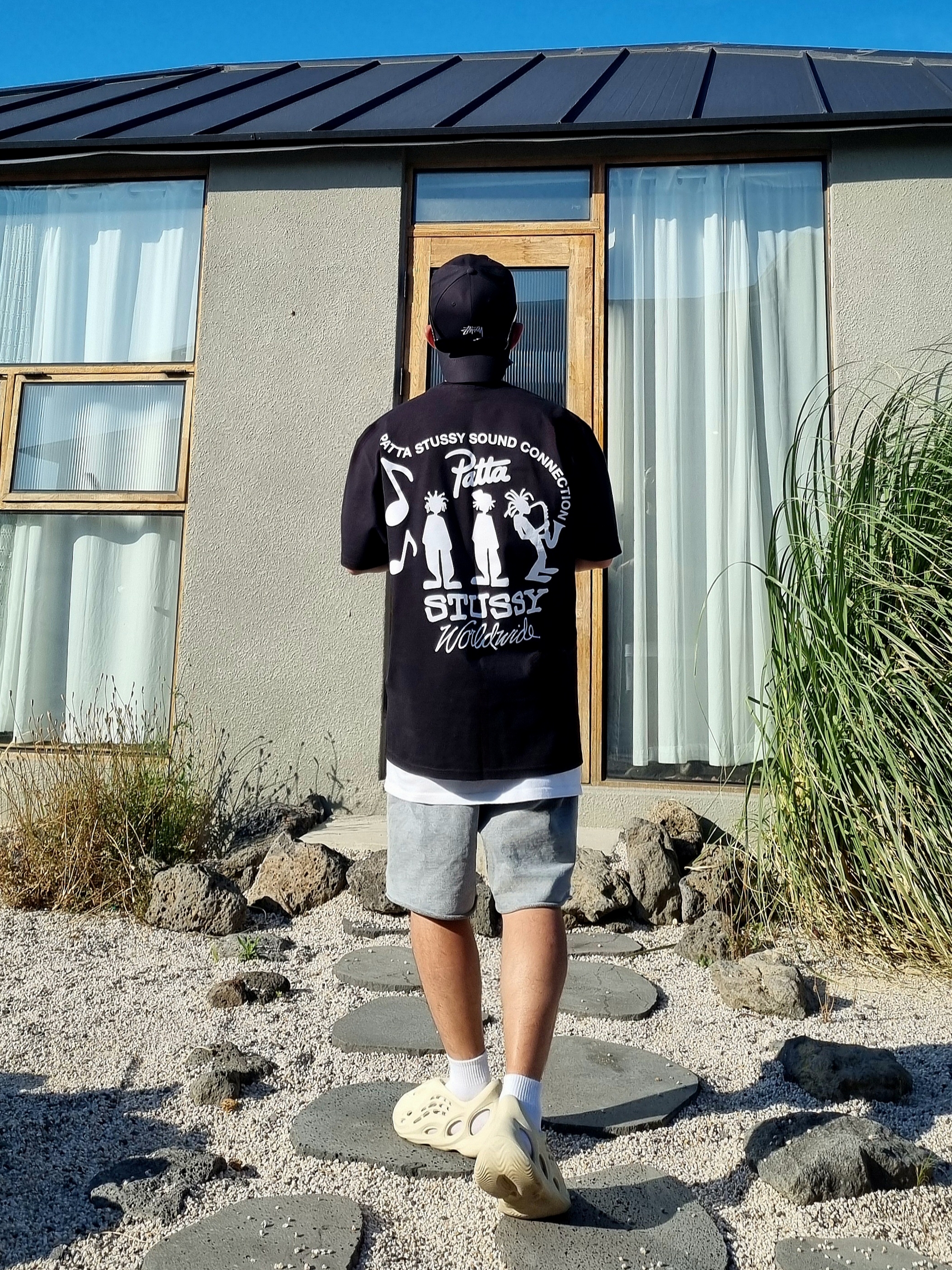 Stussy x Patta Sound Connection T-Shirt Black, Adidas Yeezy Foam RNNR Sand 착용 스타일