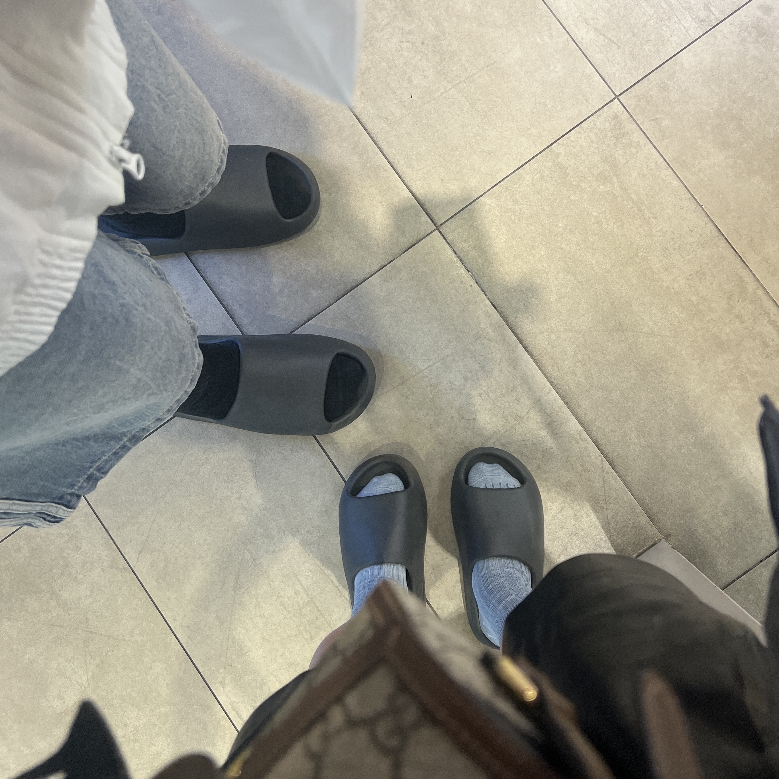 Adidas Yeezy Slide Onyx, Gucci Dionysus Super Mini Bag Blue Ivory Denim 착용 스타일