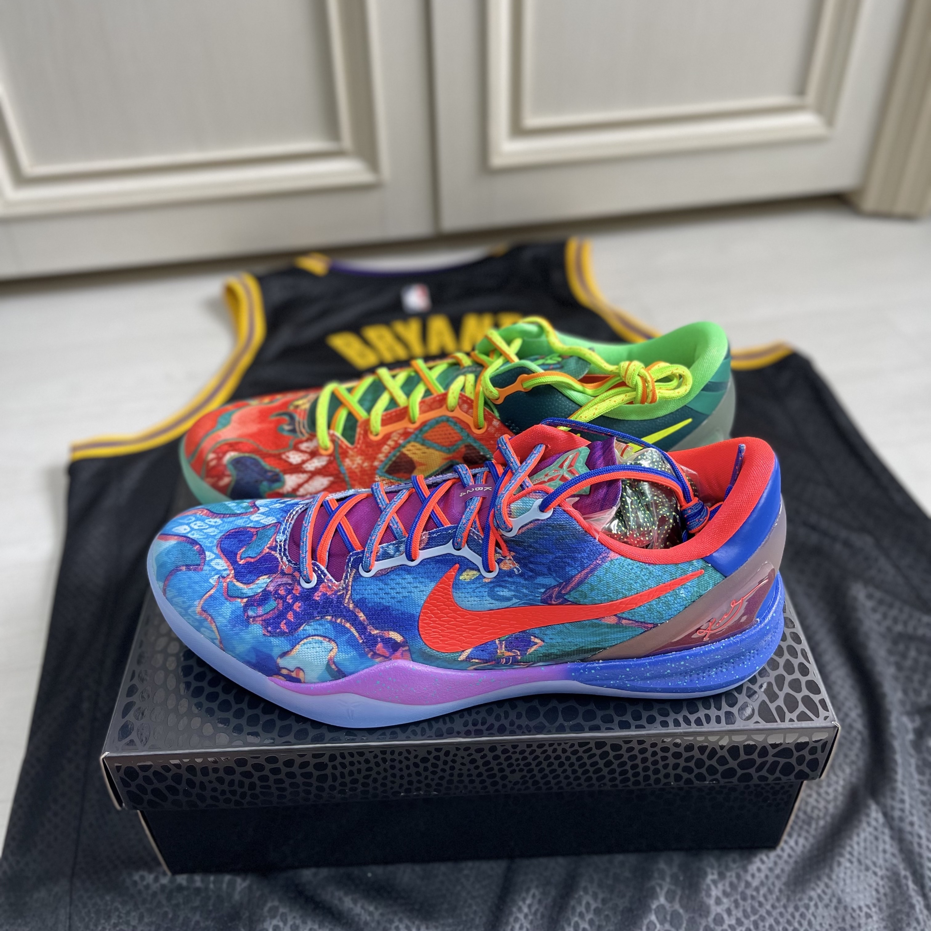 Nike Kobe 8 Protro What the Kobe, Nike Kobe Bryant LA Lakers City Edition Swingman Jersey Black (FN7297-010) 착용 스타일 - 1